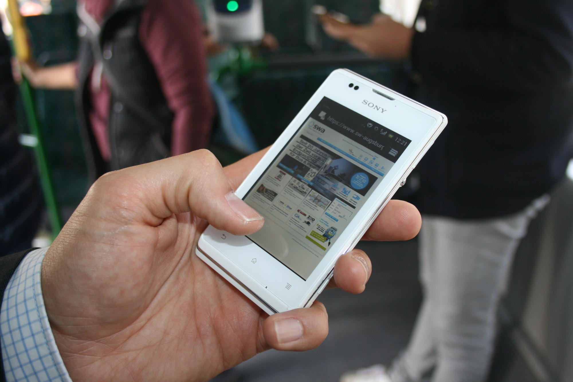 Dr. Walter Casazza bei der Inbetriebnahme des WLAN in den Bussen der swa. Foto: B4B SCHWABEN