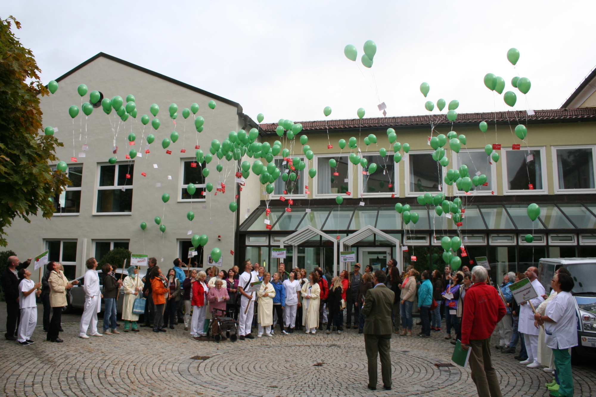 Die Mitarbeiter der Klinik in Füssen protestieren gegen die geplante Gesundheitsreform. Foto: Kliniken Ostallgäu-Kaufbeuren