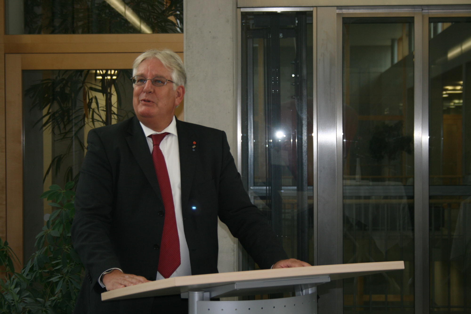 Am 15. Oktober 2015 wurde der Vertrag für die neue Kooperation des ZWW mit PATRIZIA unterzeichnet. Foto: B4B SCHWABEN