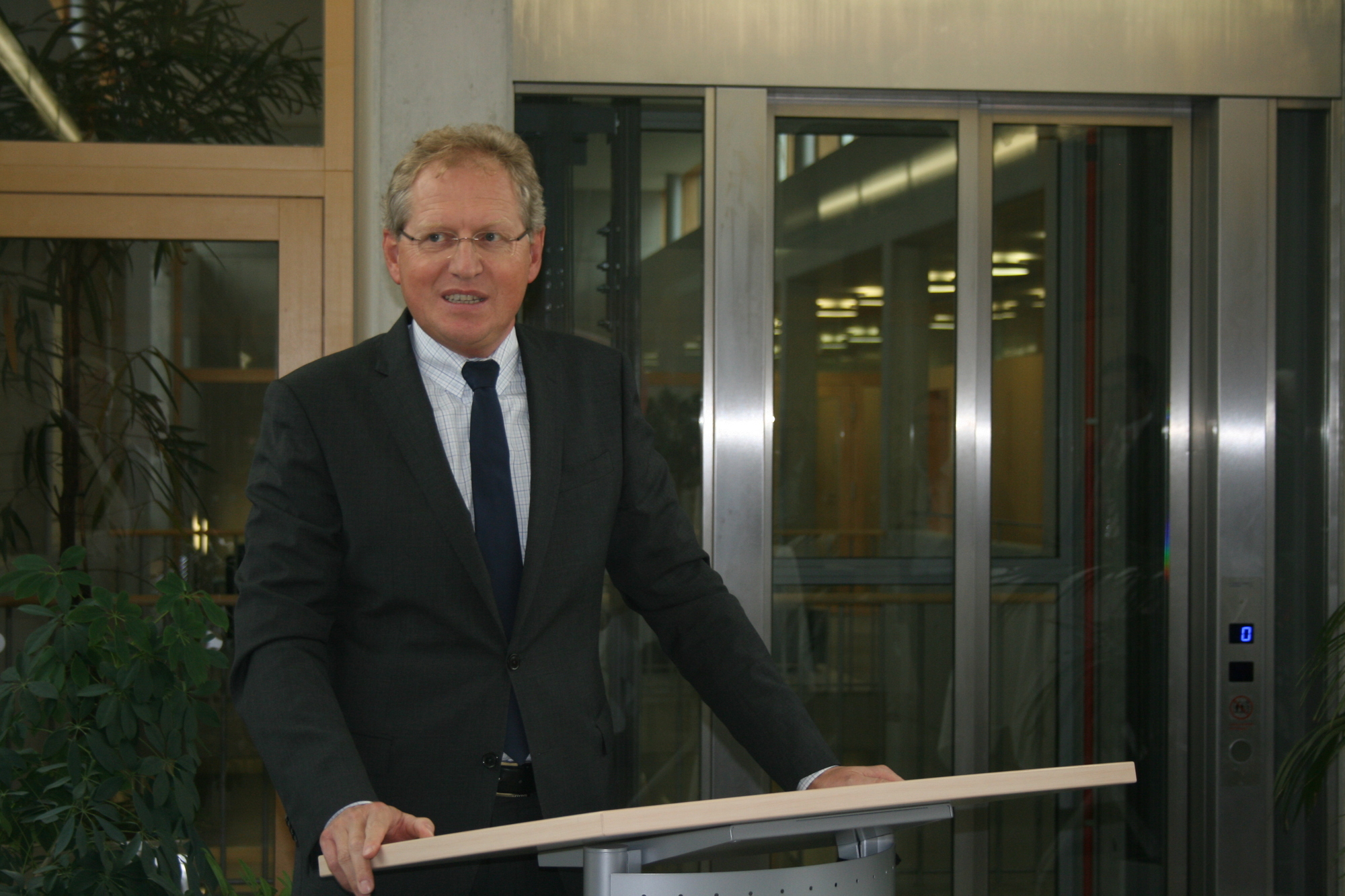 Am 15. Oktober 2015 wurde der Vertrag für die neue Kooperation des ZWW mit PATRIZIA unterzeichnet. Foto: B4B SCHWABEN