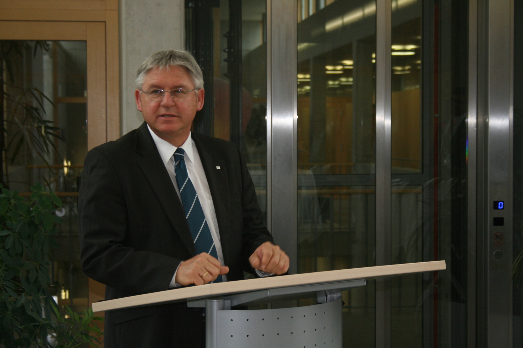 Am 15. Oktober 2015 wurde der Vertrag für die neue Kooperation des ZWW mit PATRIZIA unterzeichnet. Foto: B4B SCHWABEN