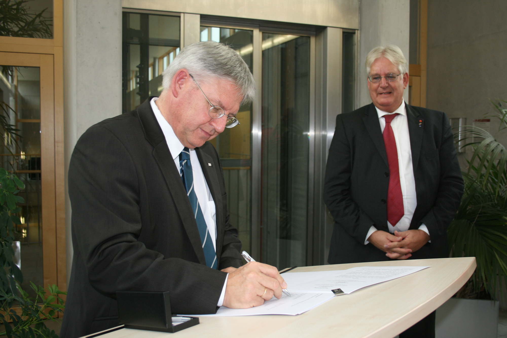 Am 15. Oktober 2015 wurde der Vertrag für die neue Kooperation des ZWW mit PATRIZIA unterzeichnet. Foto: B4B SCHWABEN