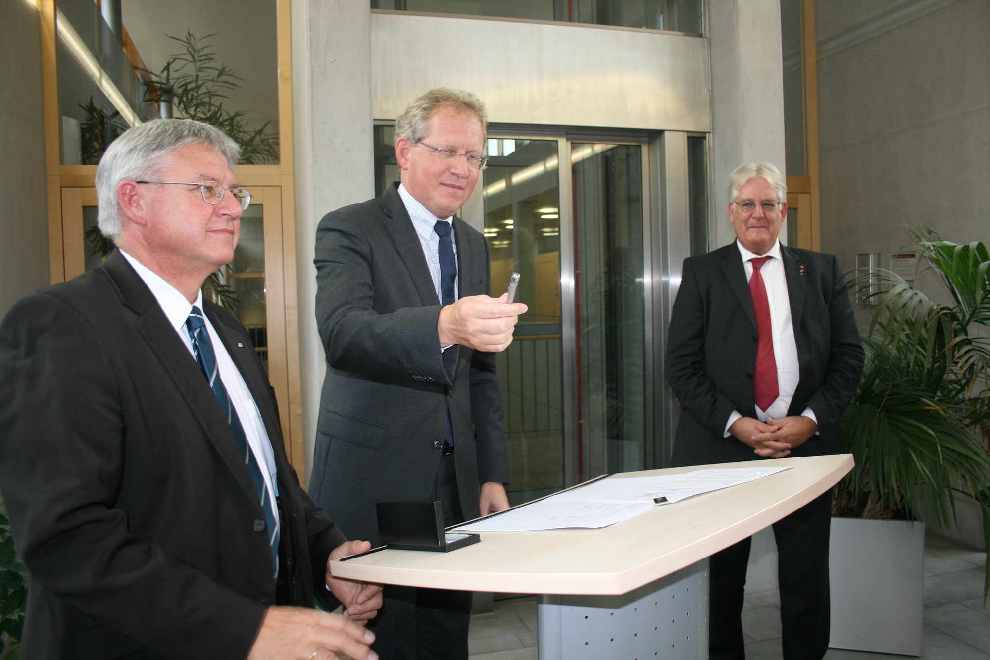 Am 15. Oktober 2015 wurde der Vertrag für die neue Kooperation des ZWW mit PATRIZIA unterzeichnet. Foto: B4B SCHWABEN