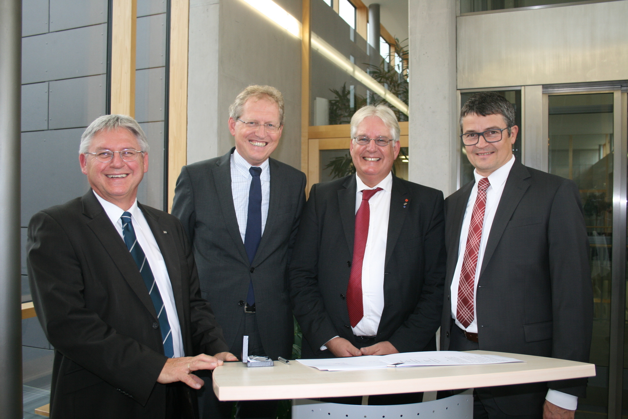Am 15. Oktober 2015 wurde der Vertrag für die neue Kooperation des ZWW mit PATRIZIA unterzeichnet. Foto: B4B SCHWABEN