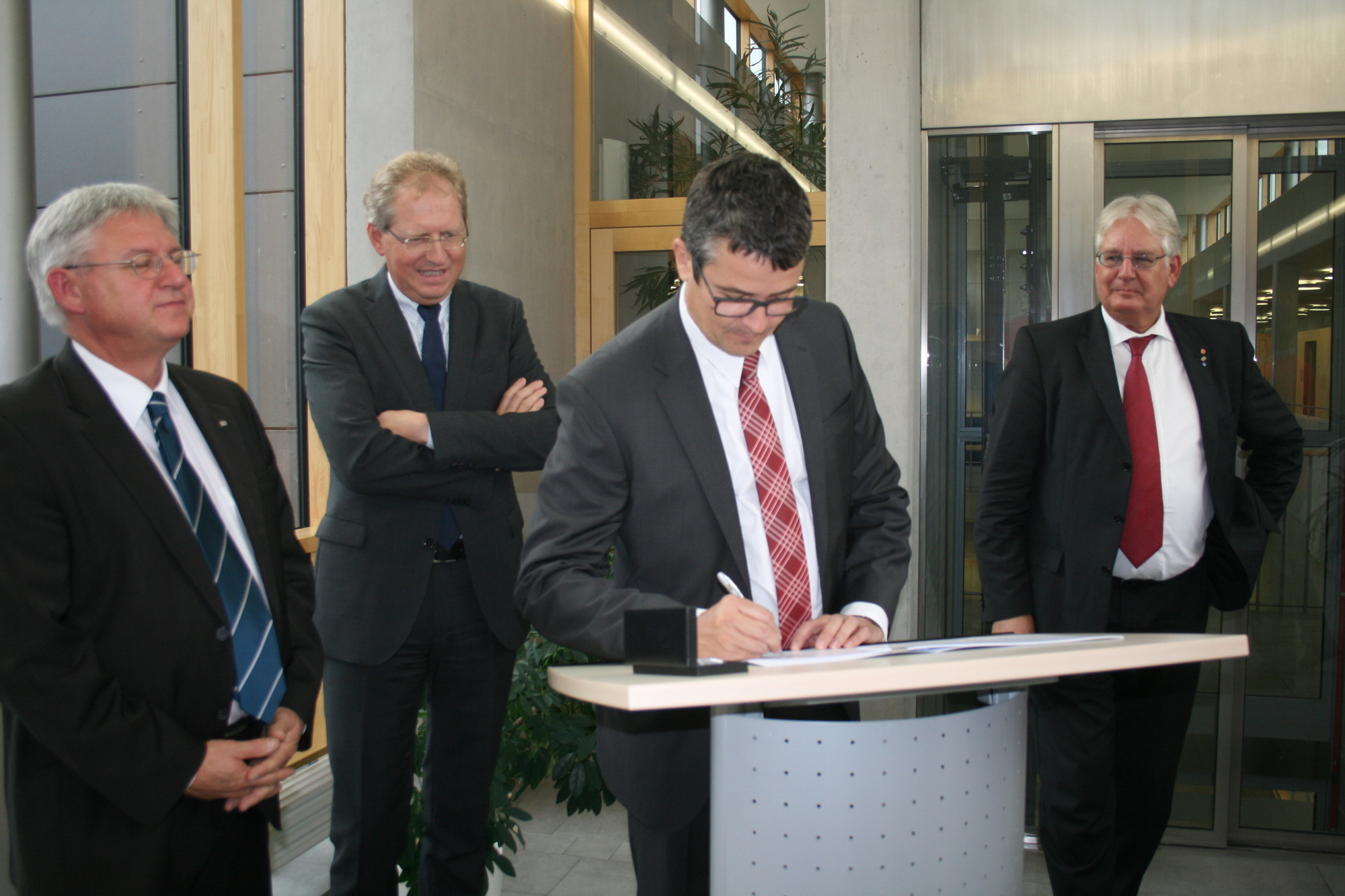 Am 15. Oktober 2015 wurde der Vertrag für die neue Kooperation des ZWW mit PATRIZIA unterzeichnet. Foto: B4B SCHWABEN