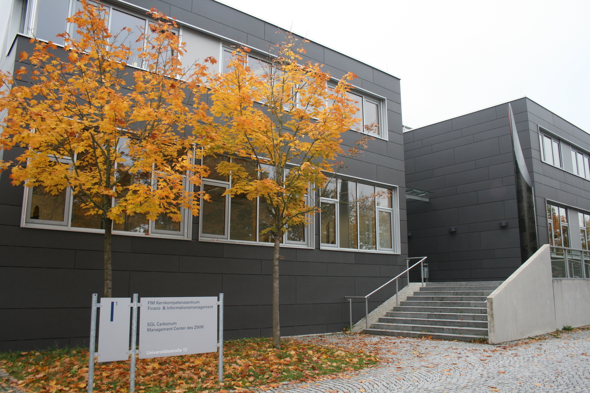 Am 15. Oktober 2015 wurde der Vertrag für die neue Kooperation des ZWW mit PATRIZIA unterzeichnet. Foto: B4B SCHWABEN