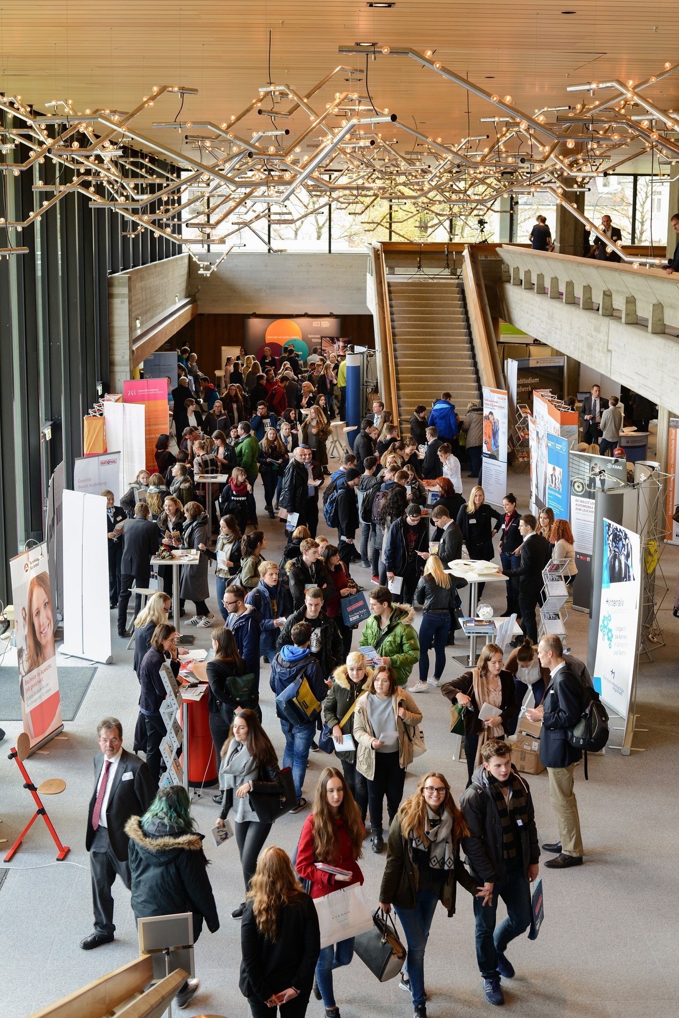 Über 1.000 Besucher kamen zur Dualissimo nach Augsburg und informierten sich zum dualen Studium. Foto: hochschule dual