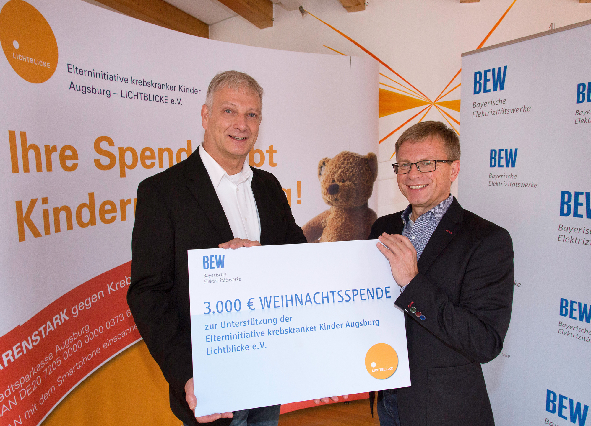 BEW-Geschäftsführer Strobel übergibt Spendenscheck an LICHTBLICKE Geschäftsführer Kleist. Foto: LEW / Christina Bleier