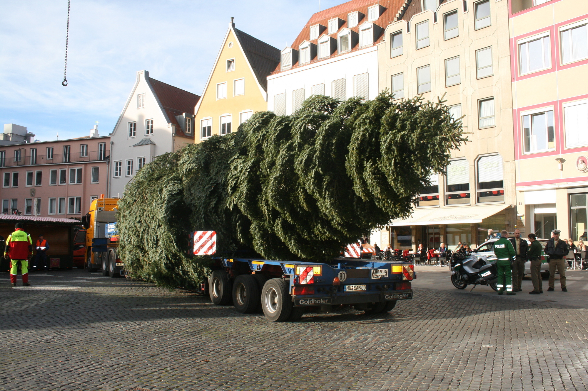 Seit heute Vormittag steht der Weihnachtsbaum am Augsburger Rathausplatz. Foto: B4B SCHWABEN