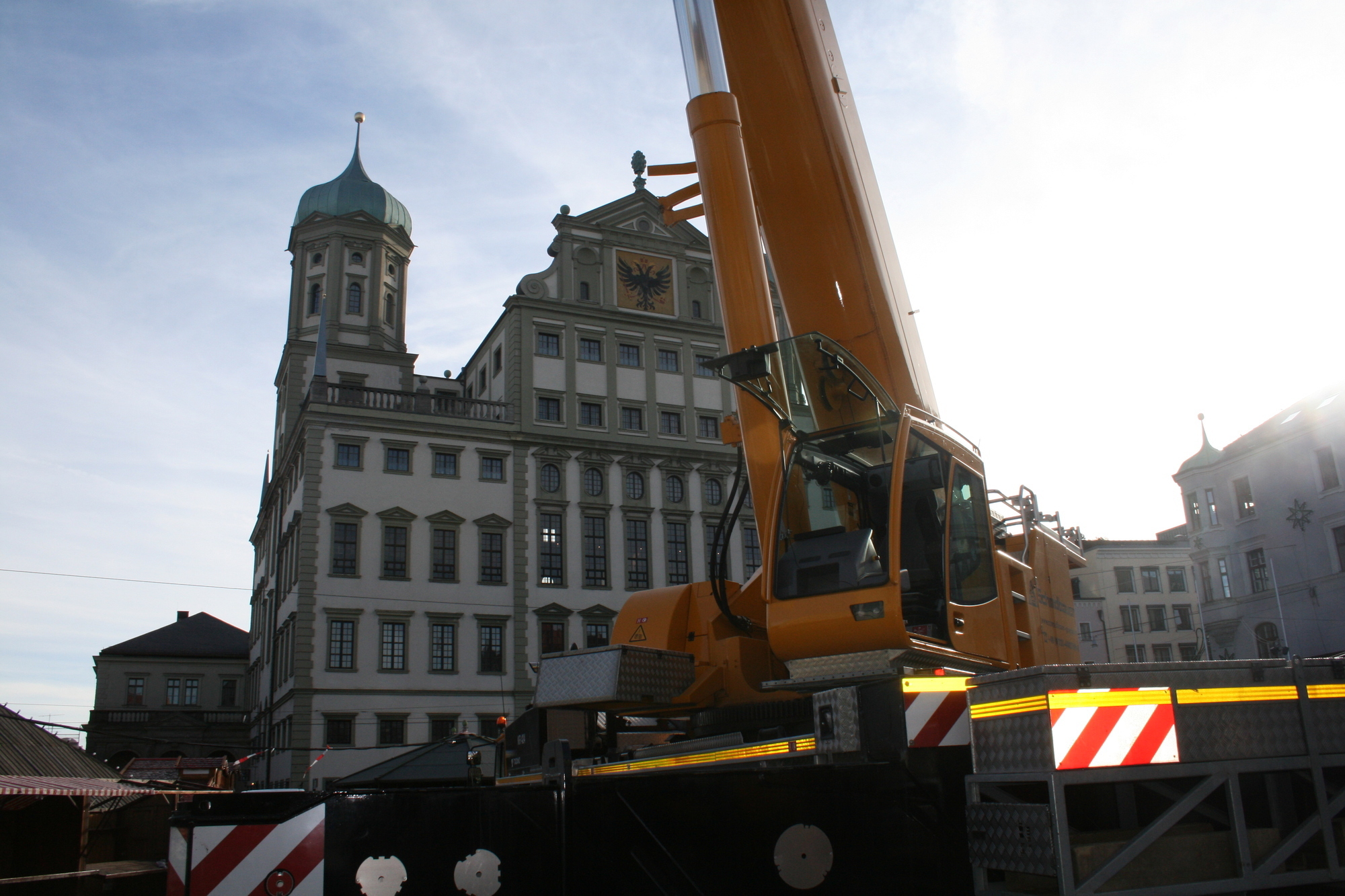 Seit heute Vormittag steht der Weihnachtsbaum am Augsburger Rathausplatz. Foto: B4B SCHWABEN