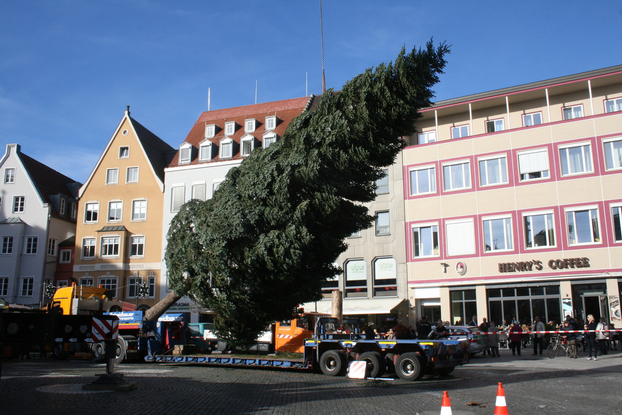 Seit heute Vormittag steht der Weihnachtsbaum am Augsburger Rathausplatz. Foto: B4B SCHWABEN