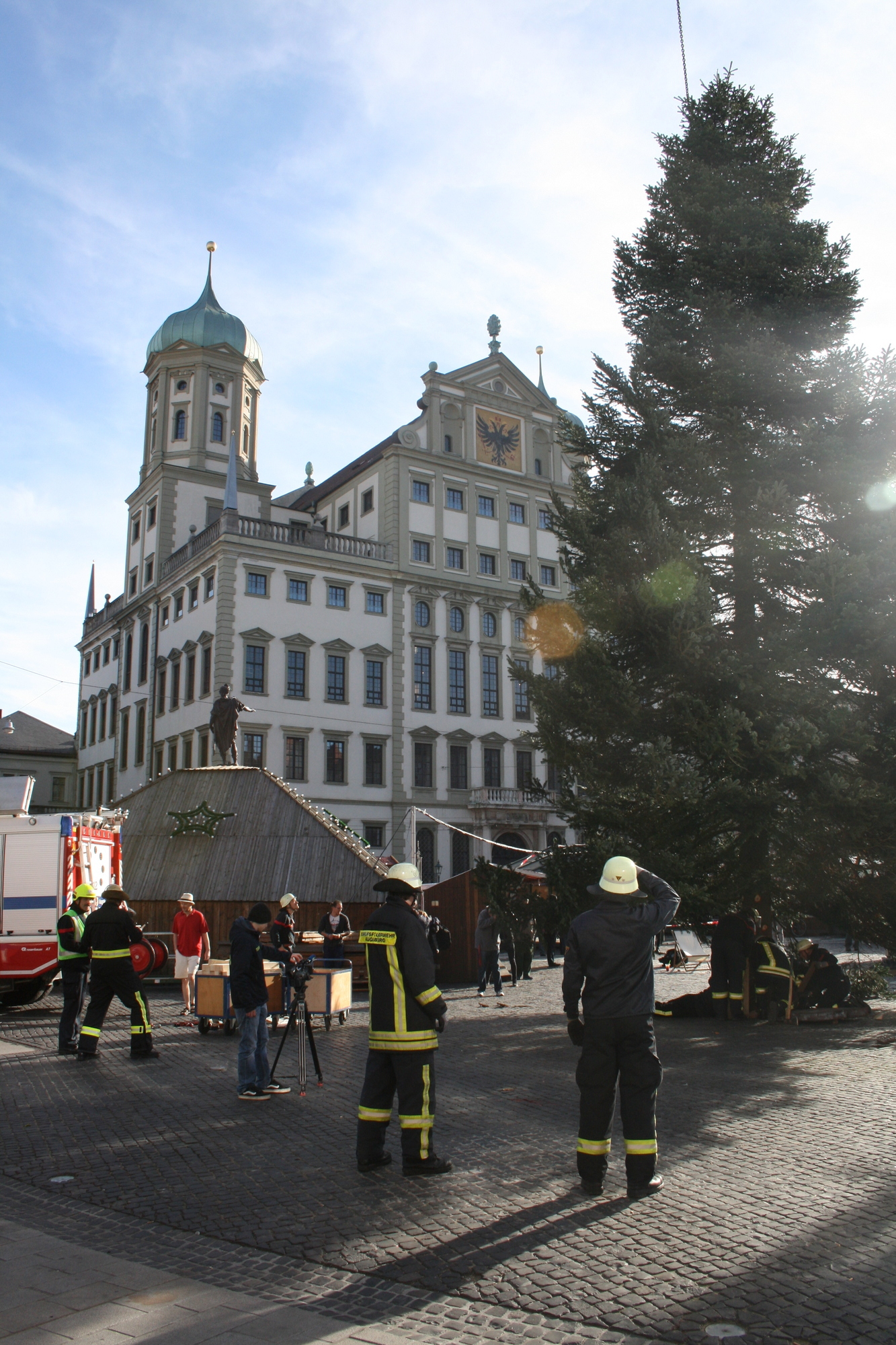 Seit heute Vormittag steht der Weihnachtsbaum am Augsburger Rathausplatz. Foto: B4B SCHWABEN