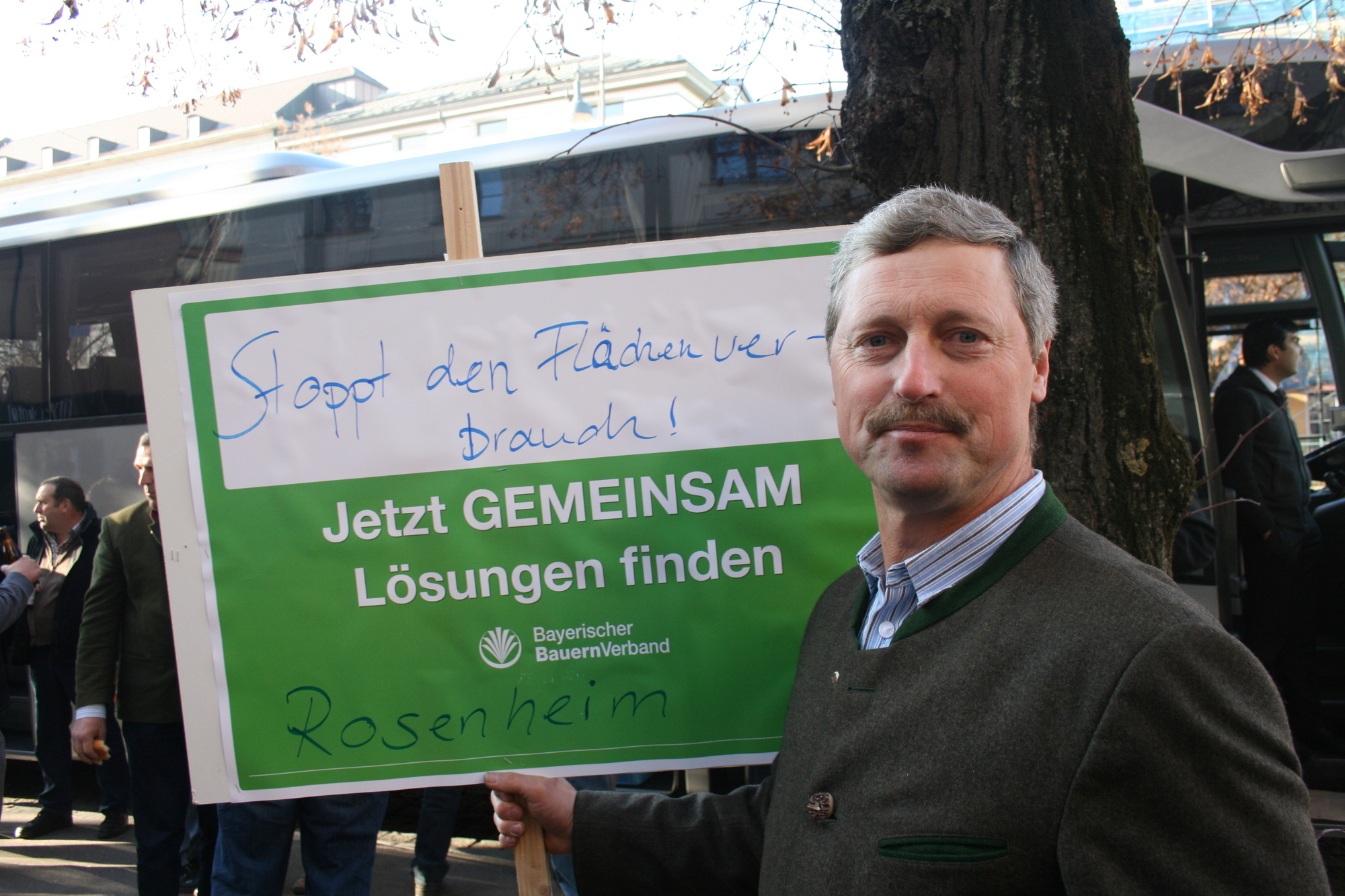 Hunderte Bayerische Landwirte demonstrieren am 12. November in der Augsburger Innenstadt. Foto: B4B WIRTSCHAFTSLEBEN SCHWABEN