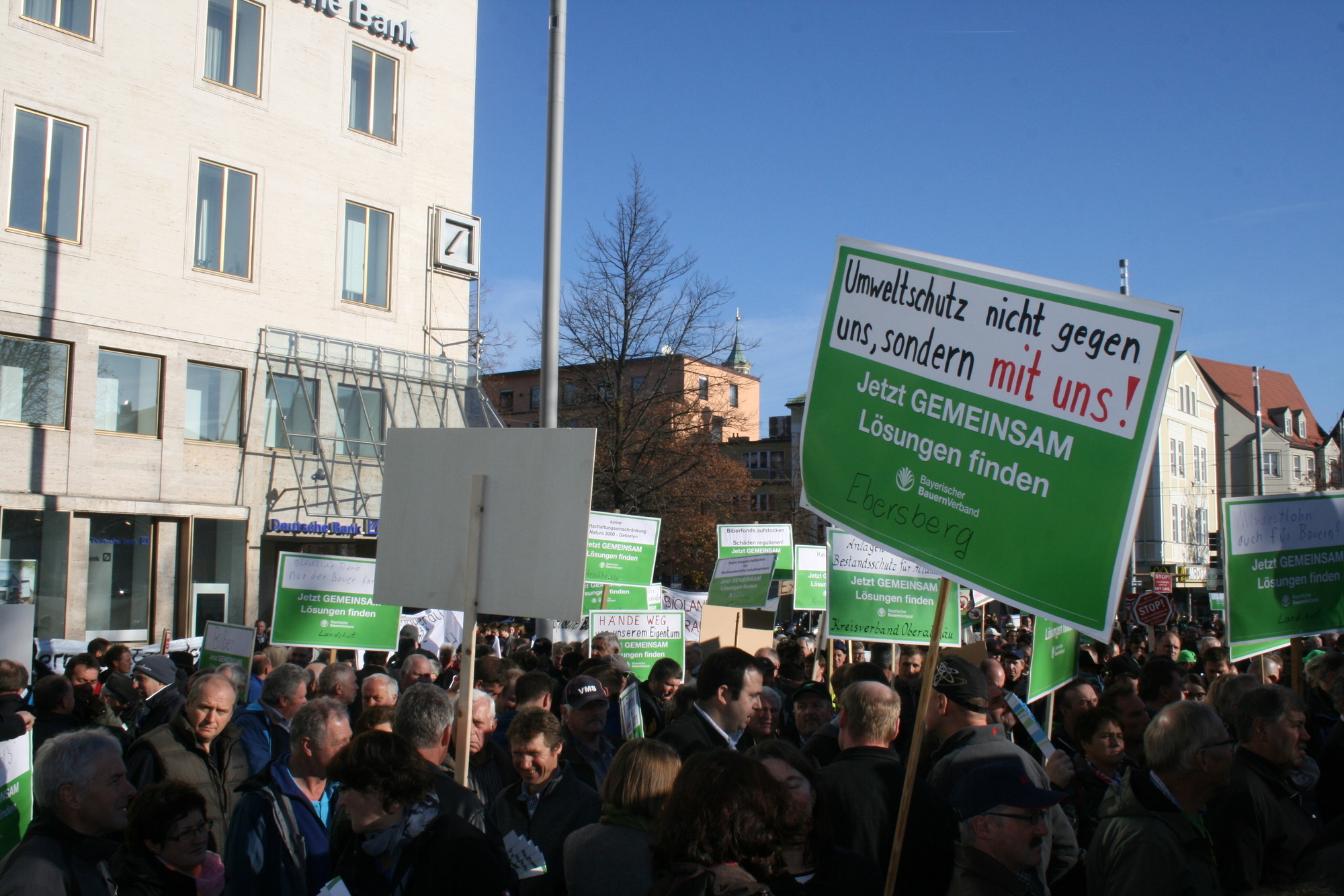 Hunderte Bayerische Landwirte demonstrieren am 12. November in der Augsburger Innenstadt. Foto: B4B WIRTSCHAFTSLEBEN SCHWABEN