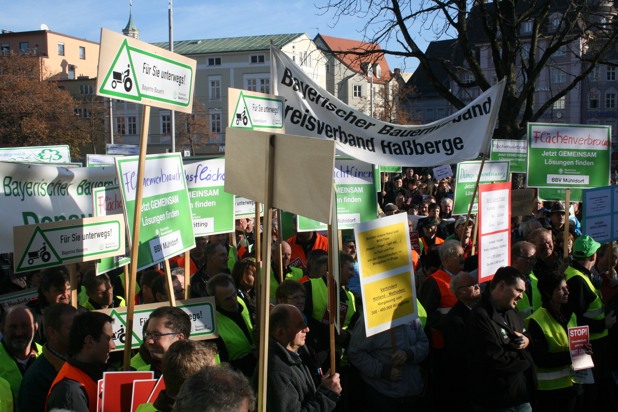 Hunderte Bayerische Landwirte demonstrieren am 12. November in der Augsburger Innenstadt. Foto: B4B WIRTSCHAFTSLEBEN SCHWABEN