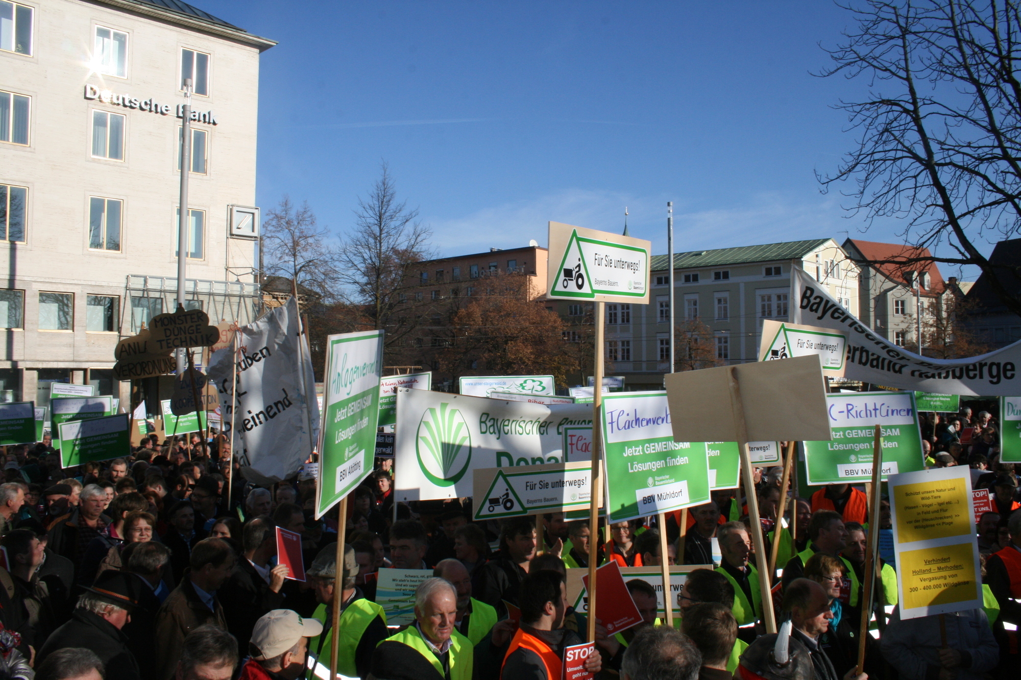 Hunderte Bayerische Landwirte demonstrieren am 12. November in der Augsburger Innenstadt. Foto: B4B WIRTSCHAFTSLEBEN SCHWABEN