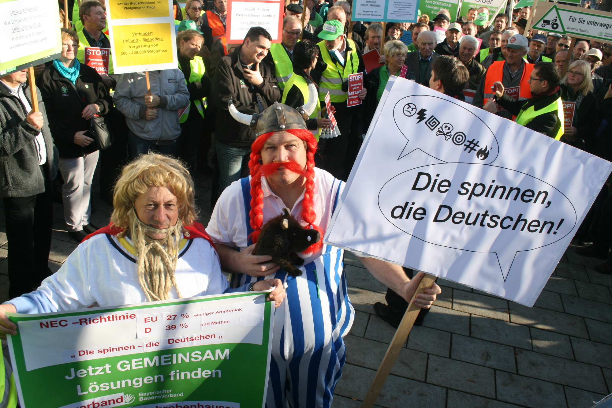 Hunderte Bayerische Landwirte demonstrieren am 12. November in der Augsburger Innenstadt. Foto: B4B WIRTSCHAFTSLEBEN SCHWABEN
