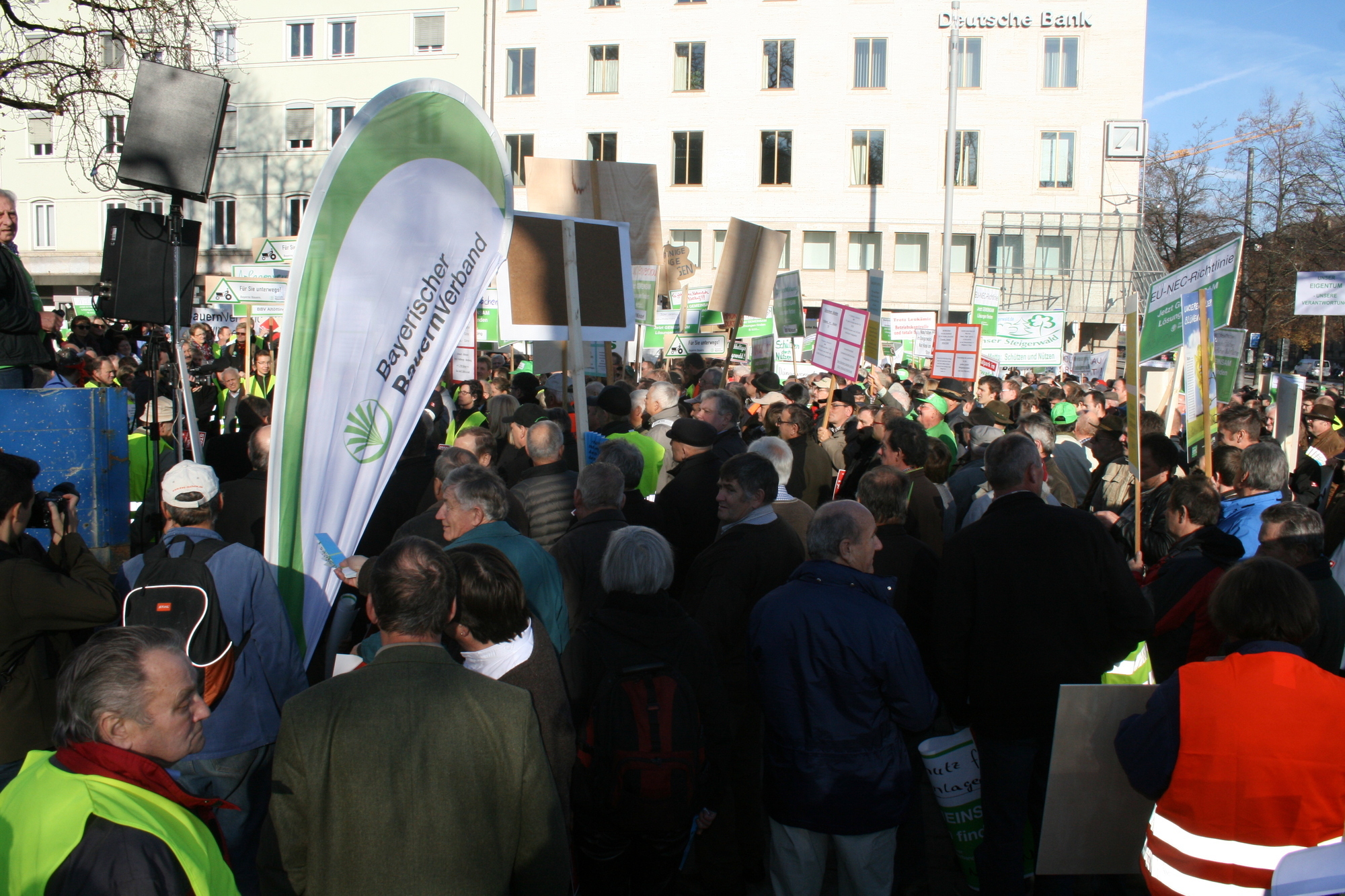 Hunderte Bayerische Landwirte demonstrieren am 12. November in der Augsburger Innenstadt. Foto: B4B WIRTSCHAFTSLEBEN SCHWABEN