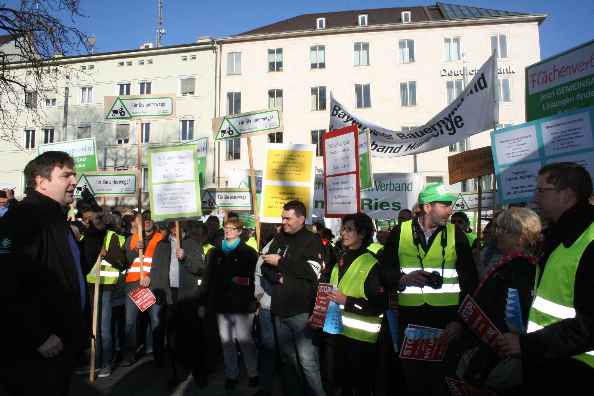 Hunderte Bayerische Landwirte demonstrieren am 12. November in der Augsburger Innenstadt. Foto: B4B WIRTSCHAFTSLEBEN SCHWABEN