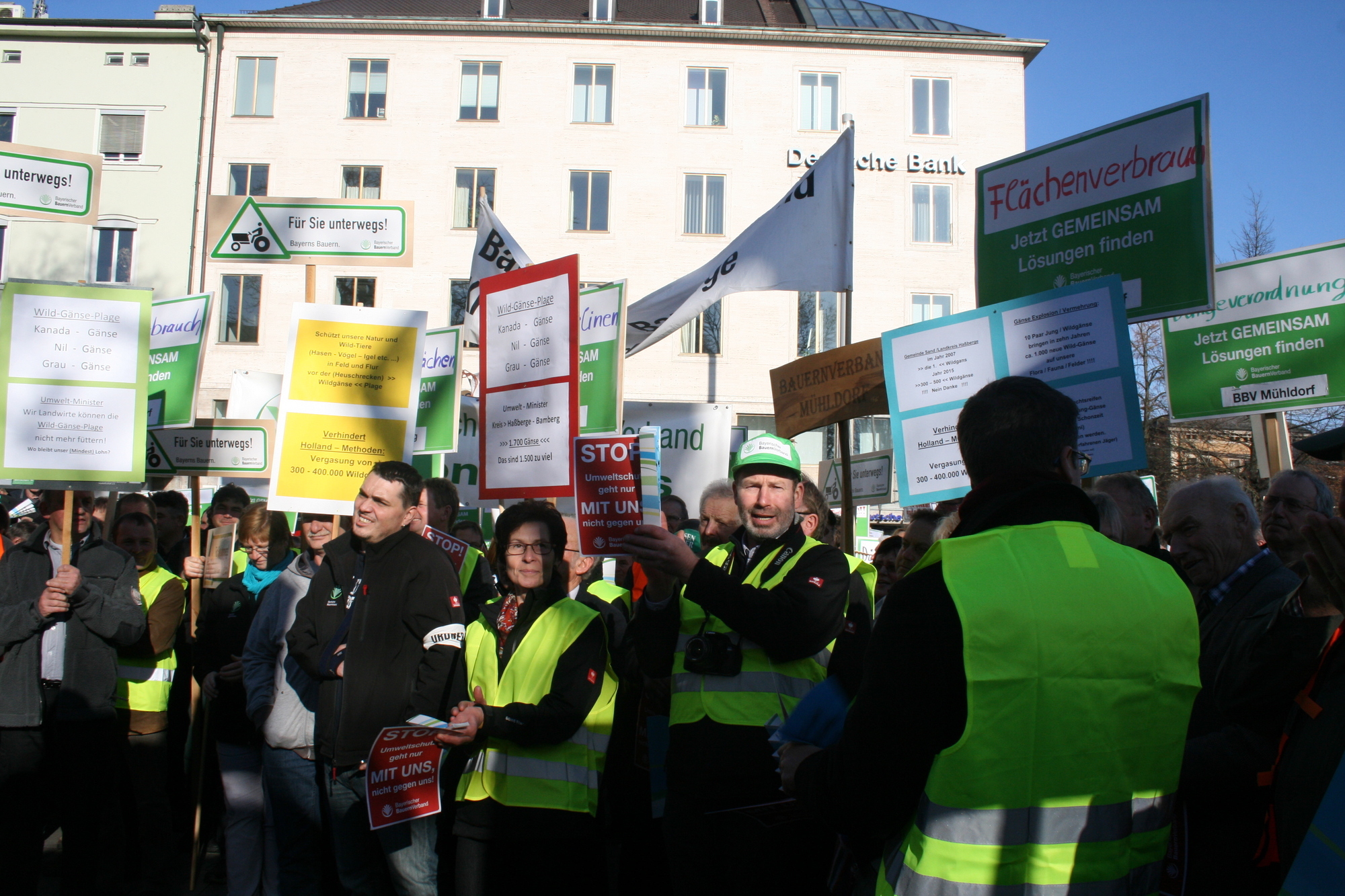 Hunderte Bayerische Landwirte demonstrieren am 12. November in der Augsburger Innenstadt. Foto: B4B WIRTSCHAFTSLEBEN SCHWABEN