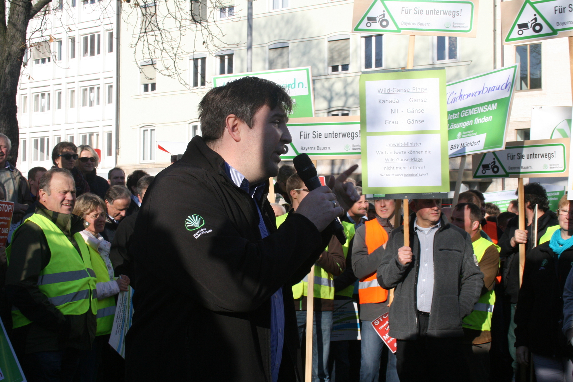 Hunderte Bayerische Landwirte demonstrieren am 12. November in der Augsburger Innenstadt. Foto: B4B WIRTSCHAFTSLEBEN SCHWABEN