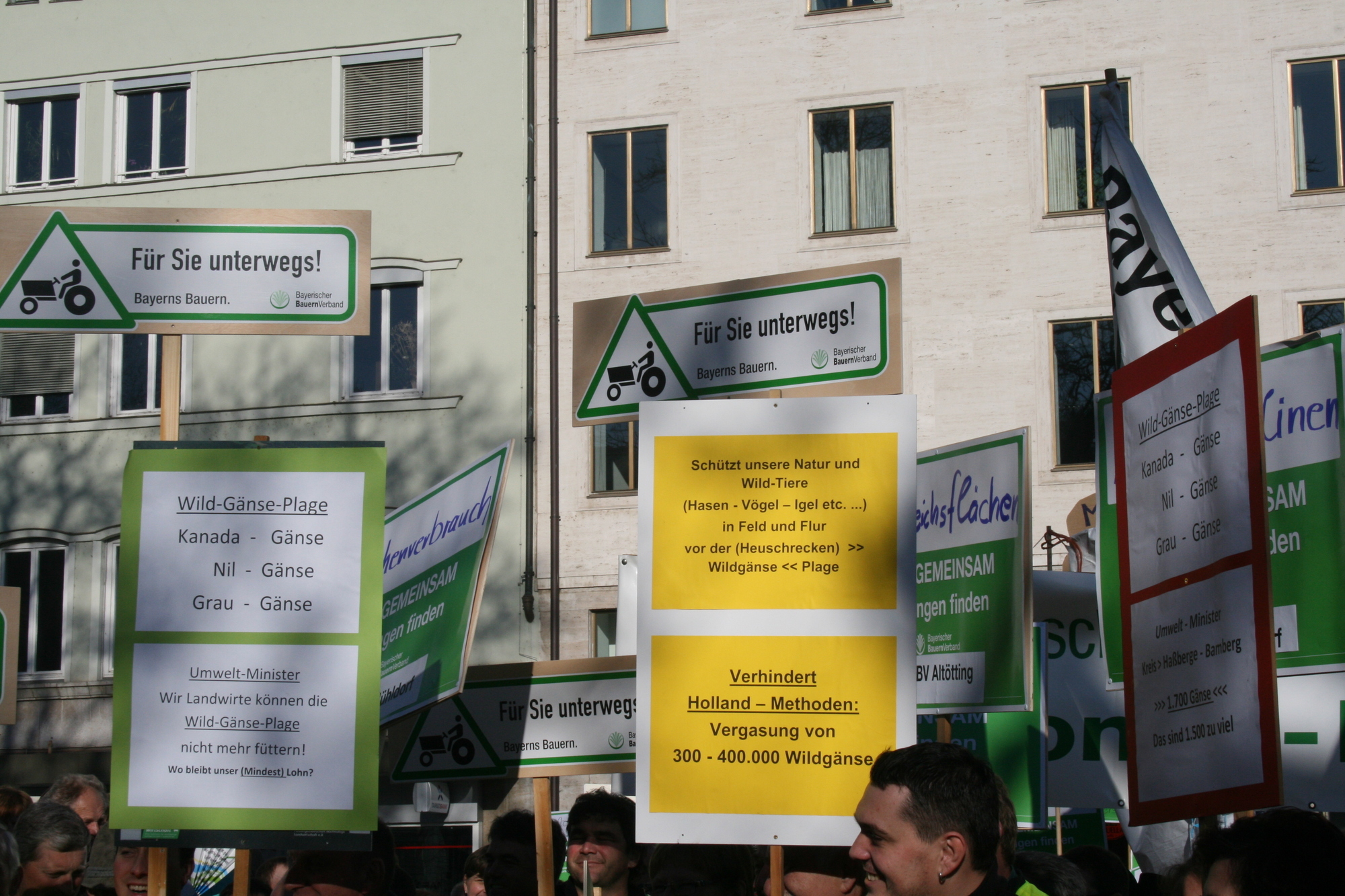 Hunderte Bayerische Landwirte demonstrieren am 12. November in der Augsburger Innenstadt. Foto: B4B WIRTSCHAFTSLEBEN SCHWABEN