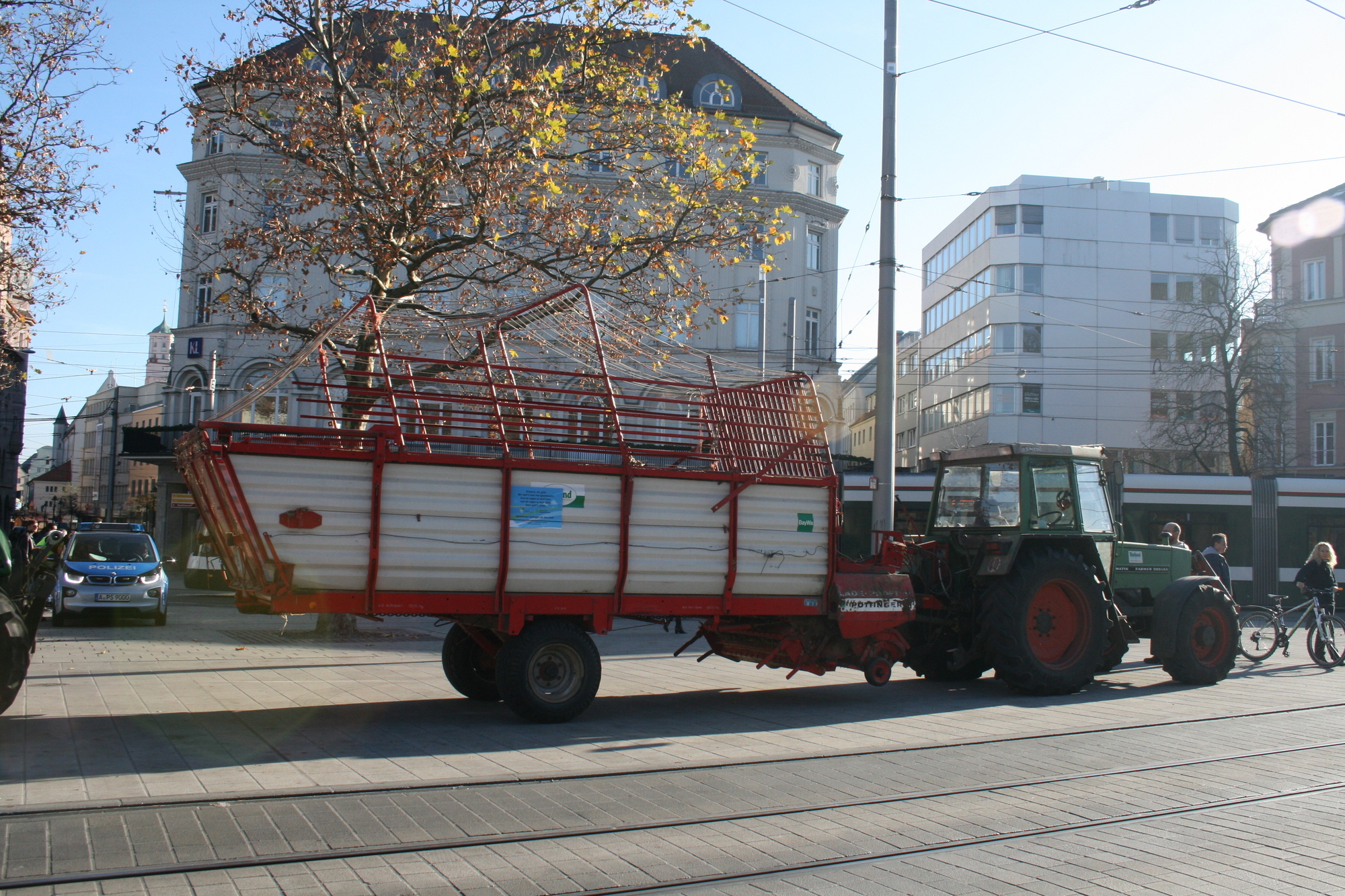 Hunderte Bayerische Landwirte demonstrieren am 12. November in der Augsburger Innenstadt. Foto: B4B WIRTSCHAFTSLEBEN SCHWABEN