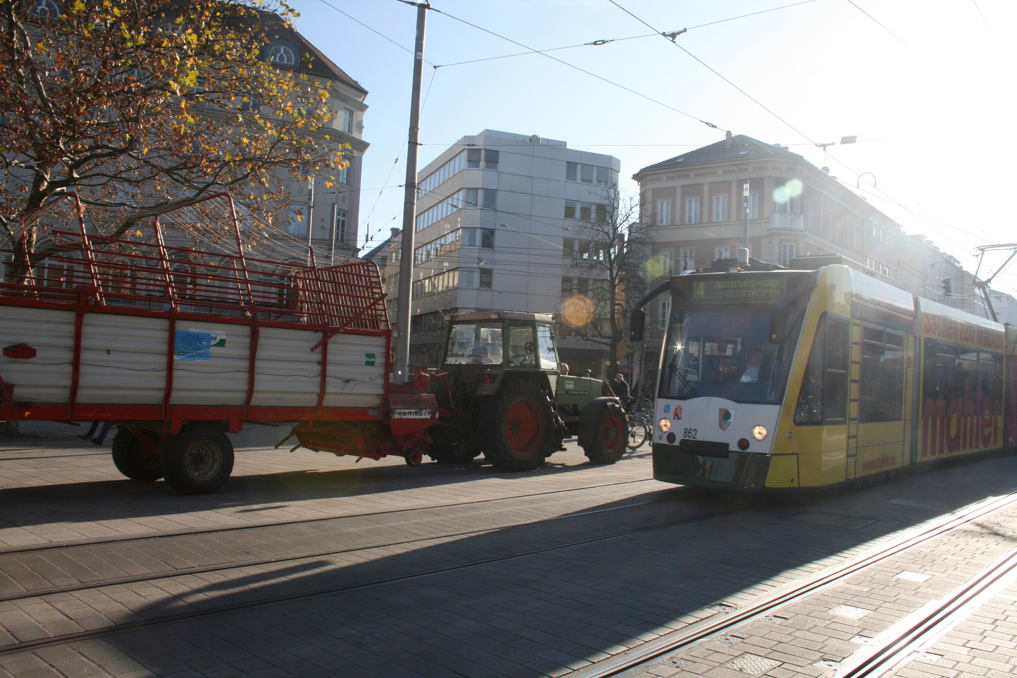 Hunderte Bayerische Landwirte demonstrieren am 12. November in der Augsburger Innenstadt. Foto: B4B WIRTSCHAFTSLEBEN SCHWABEN