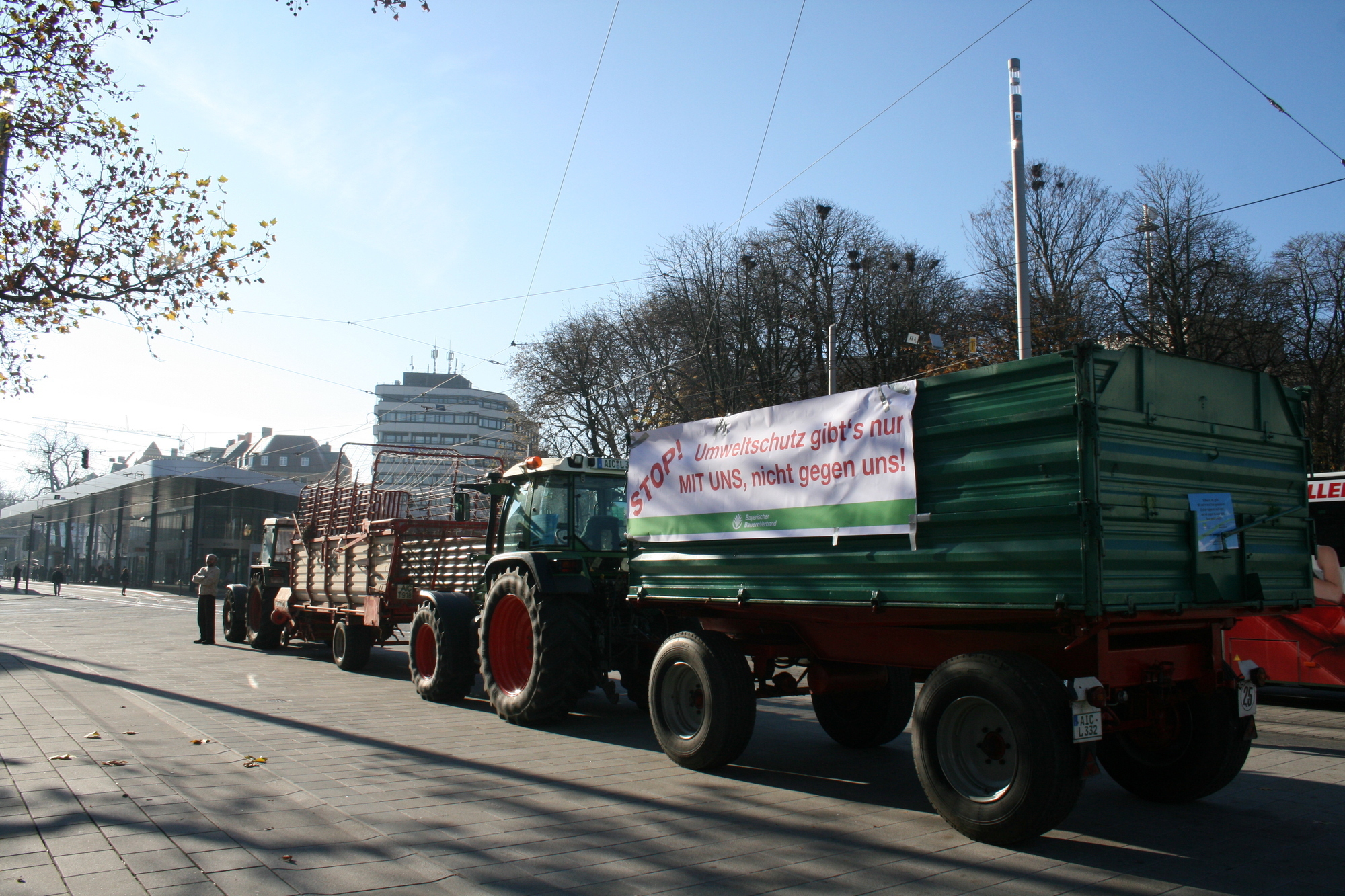 Hunderte Bayerische Landwirte demonstrieren am 12. November in der Augsburger Innenstadt. Foto: B4B WIRTSCHAFTSLEBEN SCHWABEN
