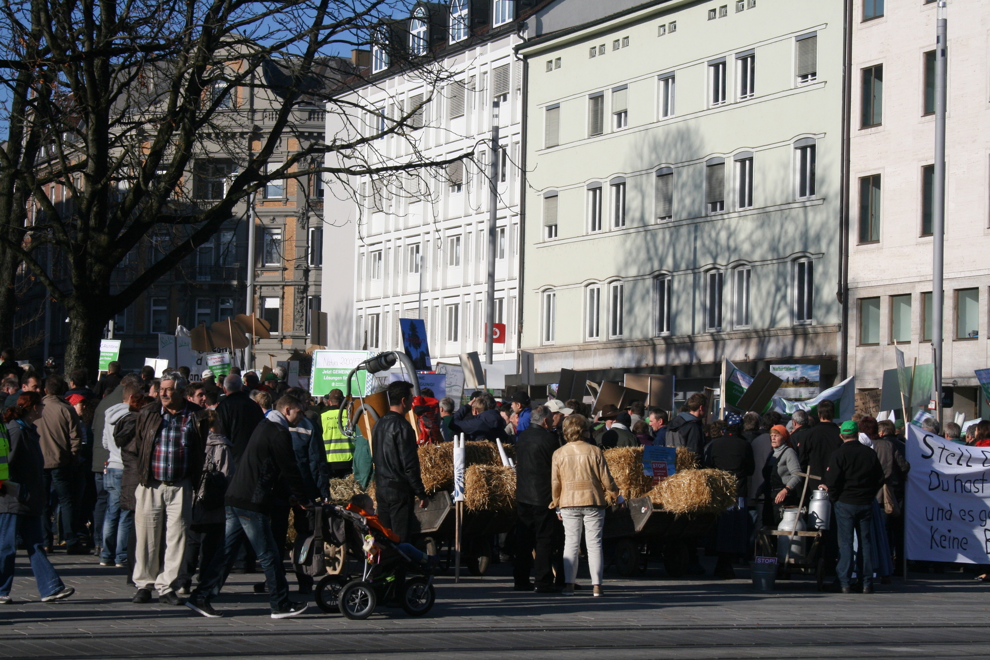 Hunderte Bayerische Landwirte demonstrieren am 12. November in der Augsburger Innenstadt. Foto: B4B WIRTSCHAFTSLEBEN SCHWABEN