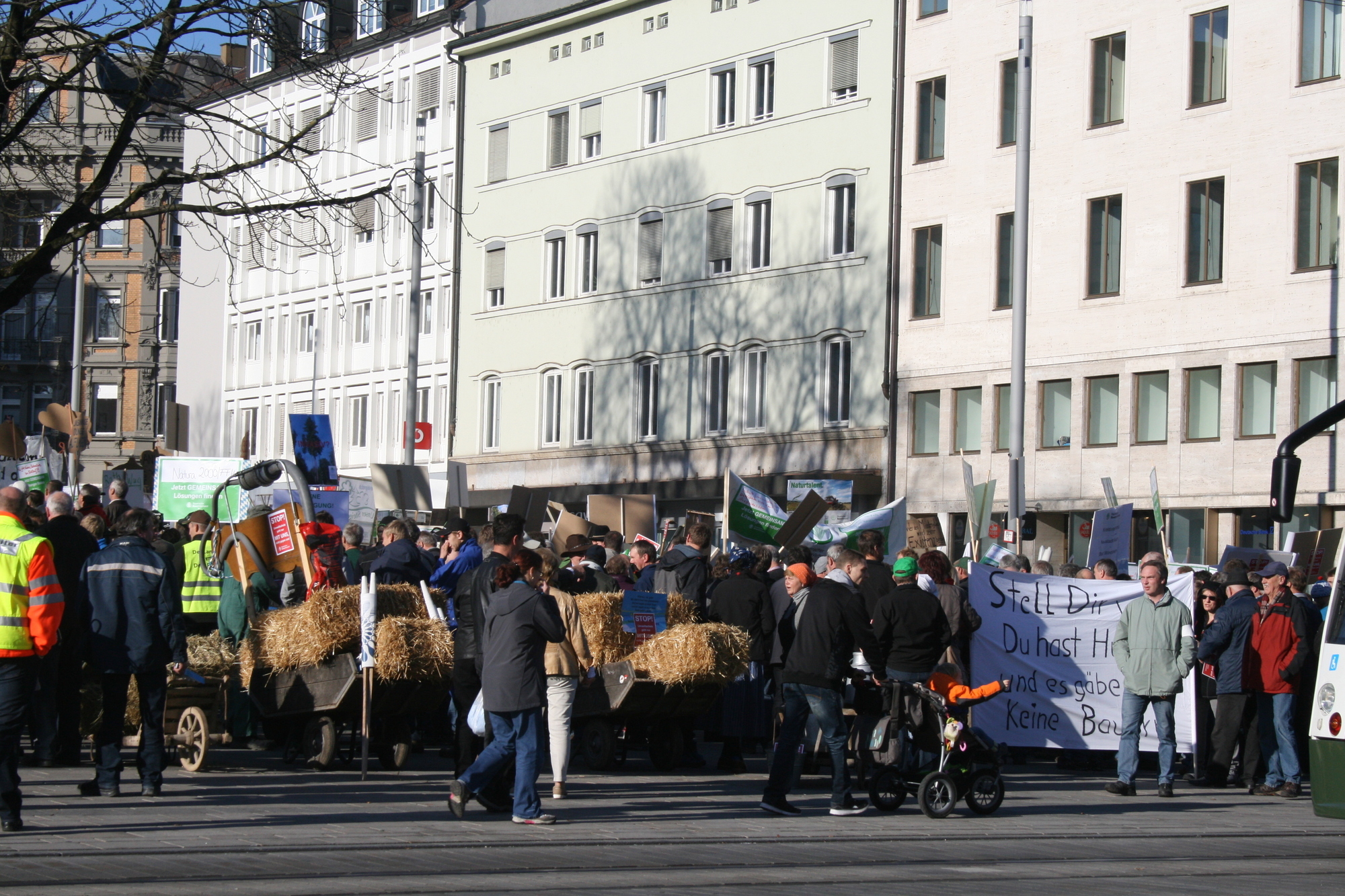 Hunderte Bayerische Landwirte demonstrieren am 12. November in der Augsburger Innenstadt. Foto: B4B WIRTSCHAFTSLEBEN SCHWABEN