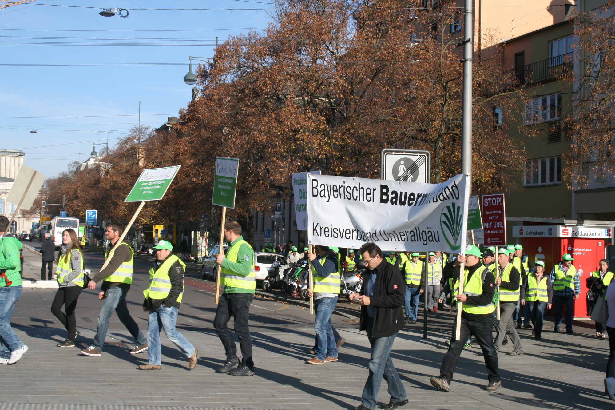 Hunderte Bayerische Landwirte demonstrieren am 12. November in der Augsburger Innenstadt. Foto: B4B WIRTSCHAFTSLEBEN SCHWABEN