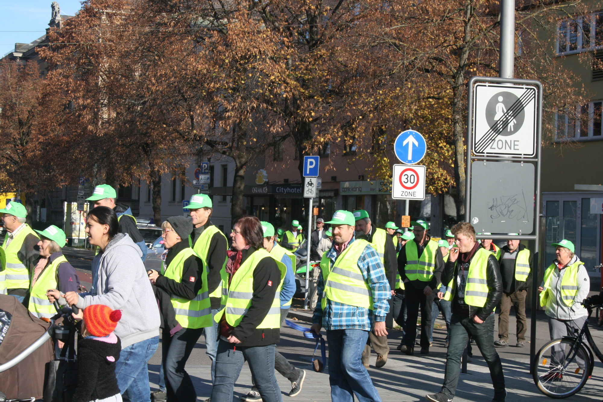 Hunderte Bayerische Landwirte demonstrieren am 12. November in der Augsburger Innenstadt. Foto: B4B WIRTSCHAFTSLEBEN SCHWABEN