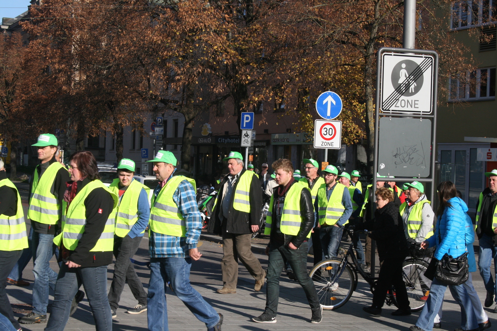 Hunderte Bayerische Landwirte demonstrieren am 12. November in der Augsburger Innenstadt. Foto: B4B WIRTSCHAFTSLEBEN SCHWABEN