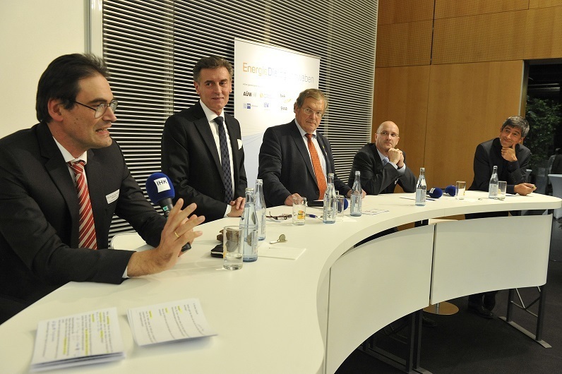 Intensive Podiumsdiskussion beim dritten Energiedialog Schwaben 2015. Foto: Energiedialog Schwaben / Fred Schöllhorn
