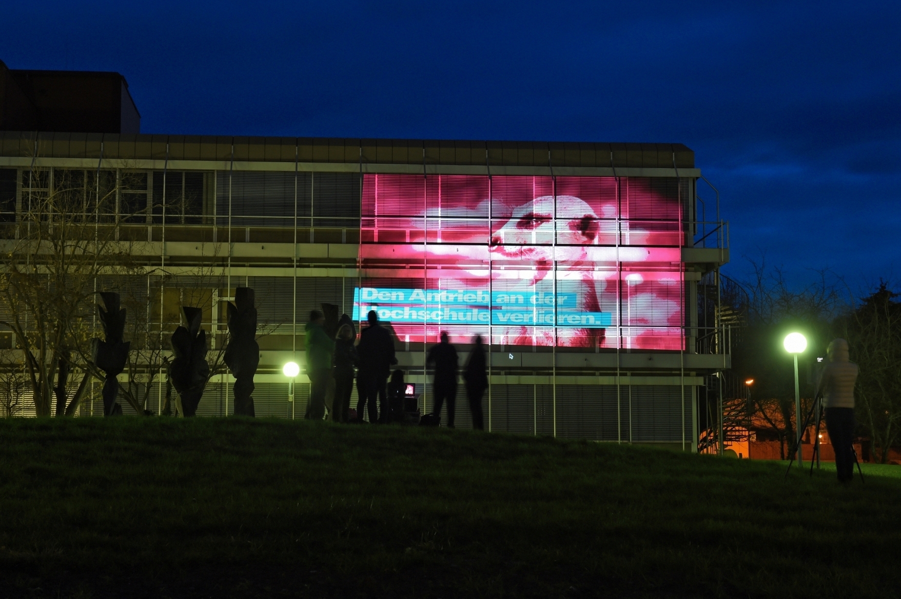 HWK Ulm und Hochschule Ravensburg-Weingarten werben mit "Wall of Fame" für die duale Ausbildung. Foto: Felix Kästle
