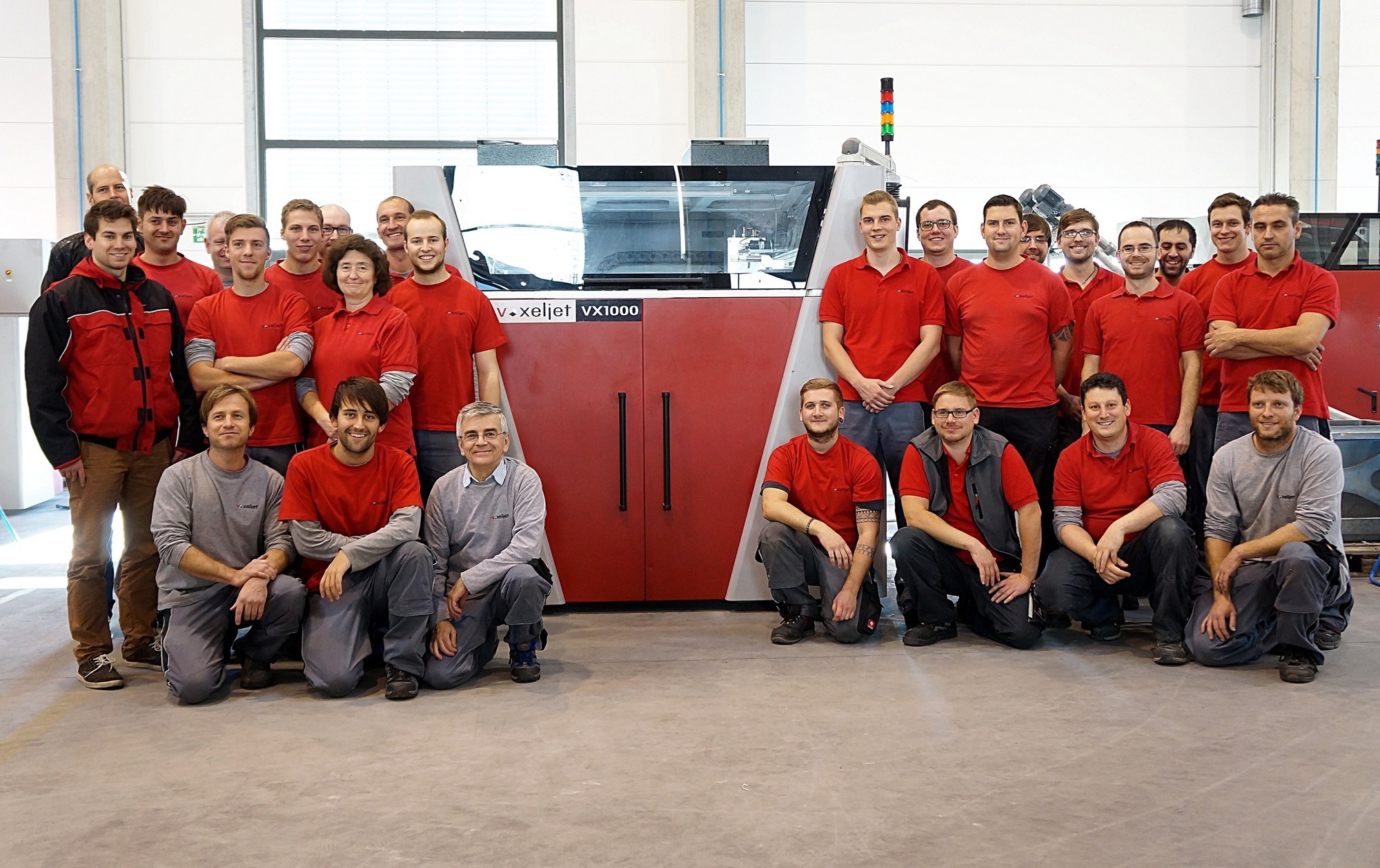 Das Team von voxeljet freut sich über das 100ste installierte 3D-Drucksystem: eine VX1000. Foto: voxeljet