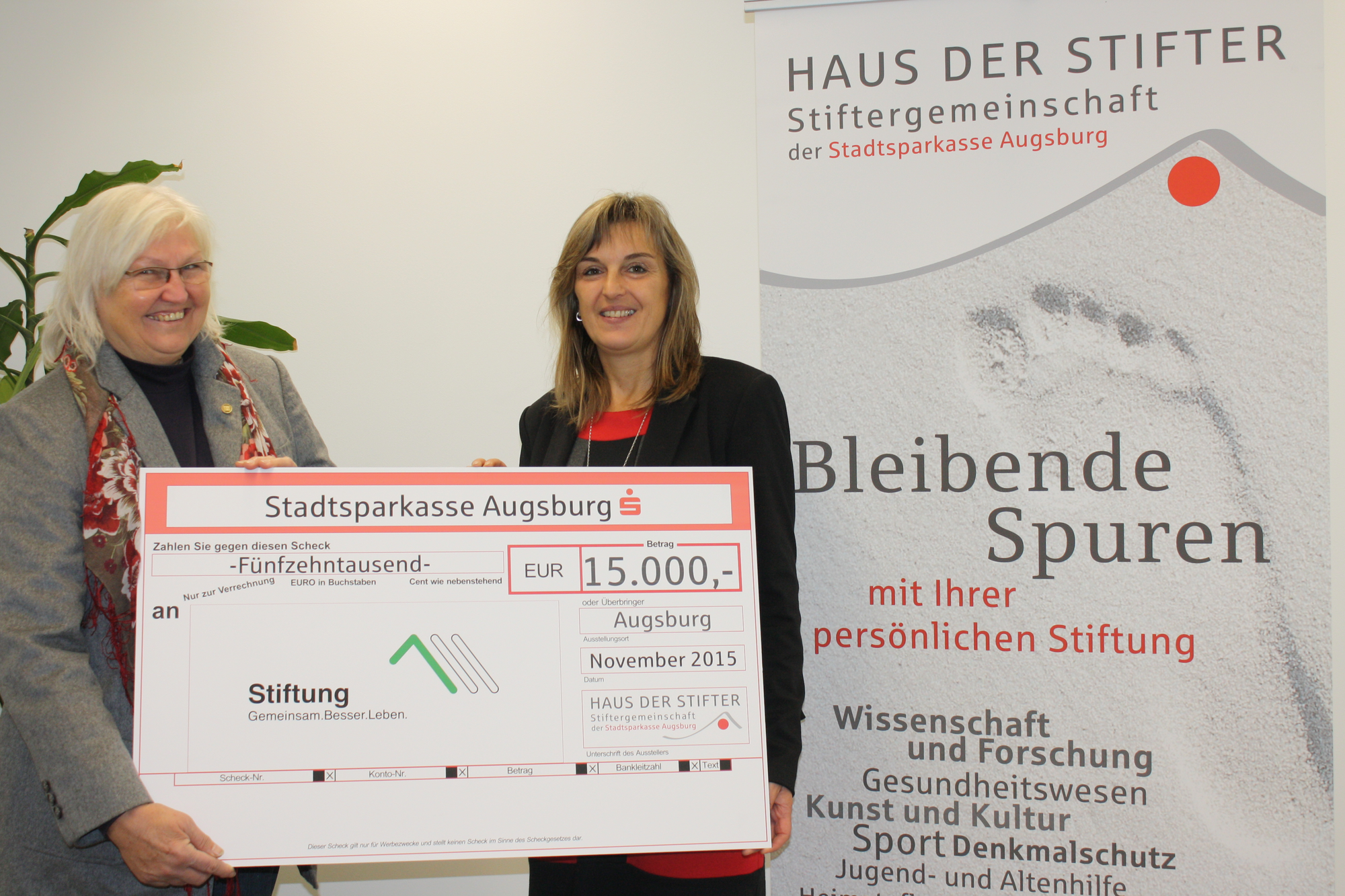 Roswitha Kugelmann mit Stiftungsberaterin Susanne Stippler bei der Scheckübergabe. Foto: Stadtsparkasse Augsburg