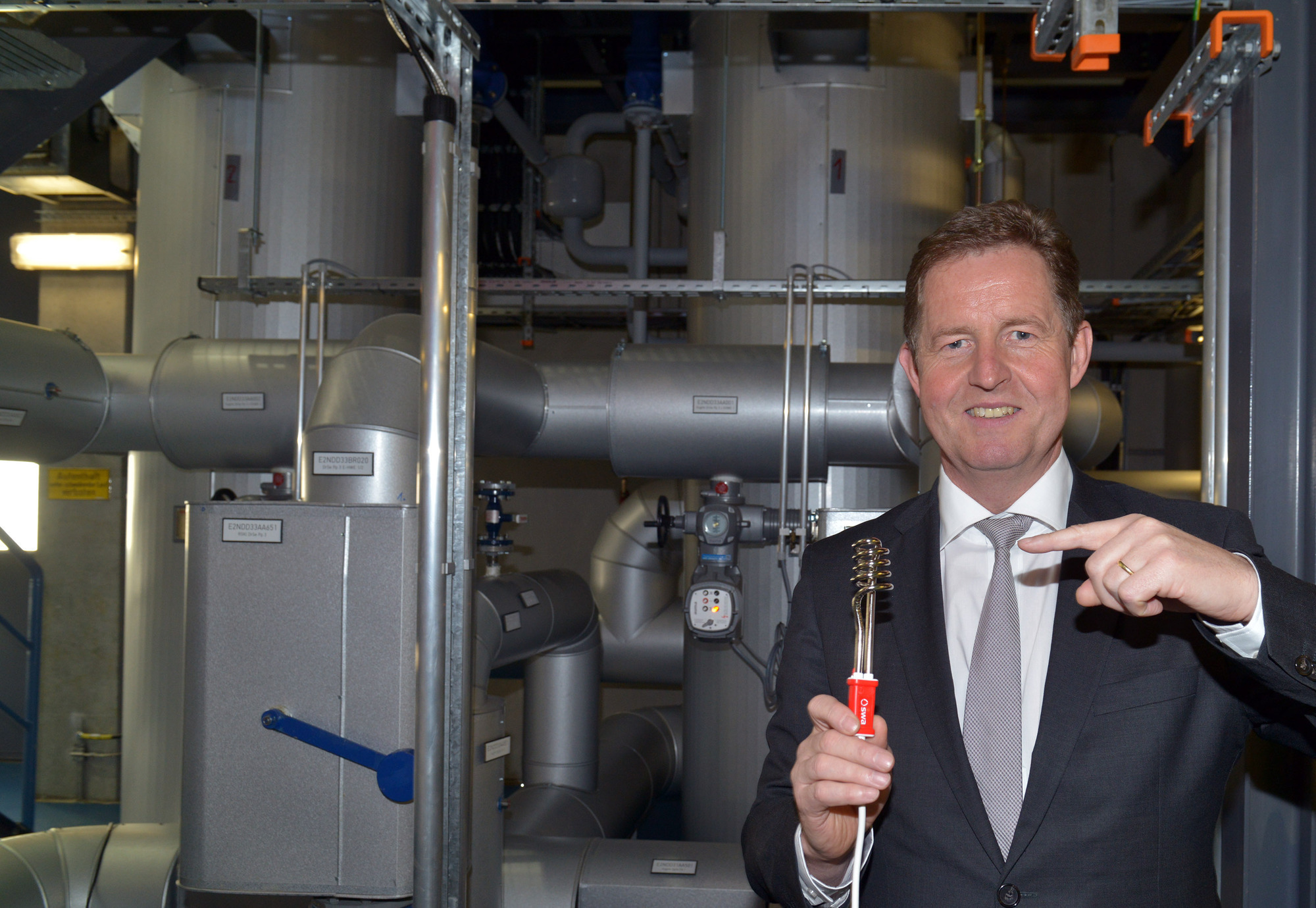 swa-Geschäftsführer Dr. Walter Casazza erläutert die Funktionsweise der neuen Power-to-Heat-Anlage. Foto: swa | Thomas Hosemann