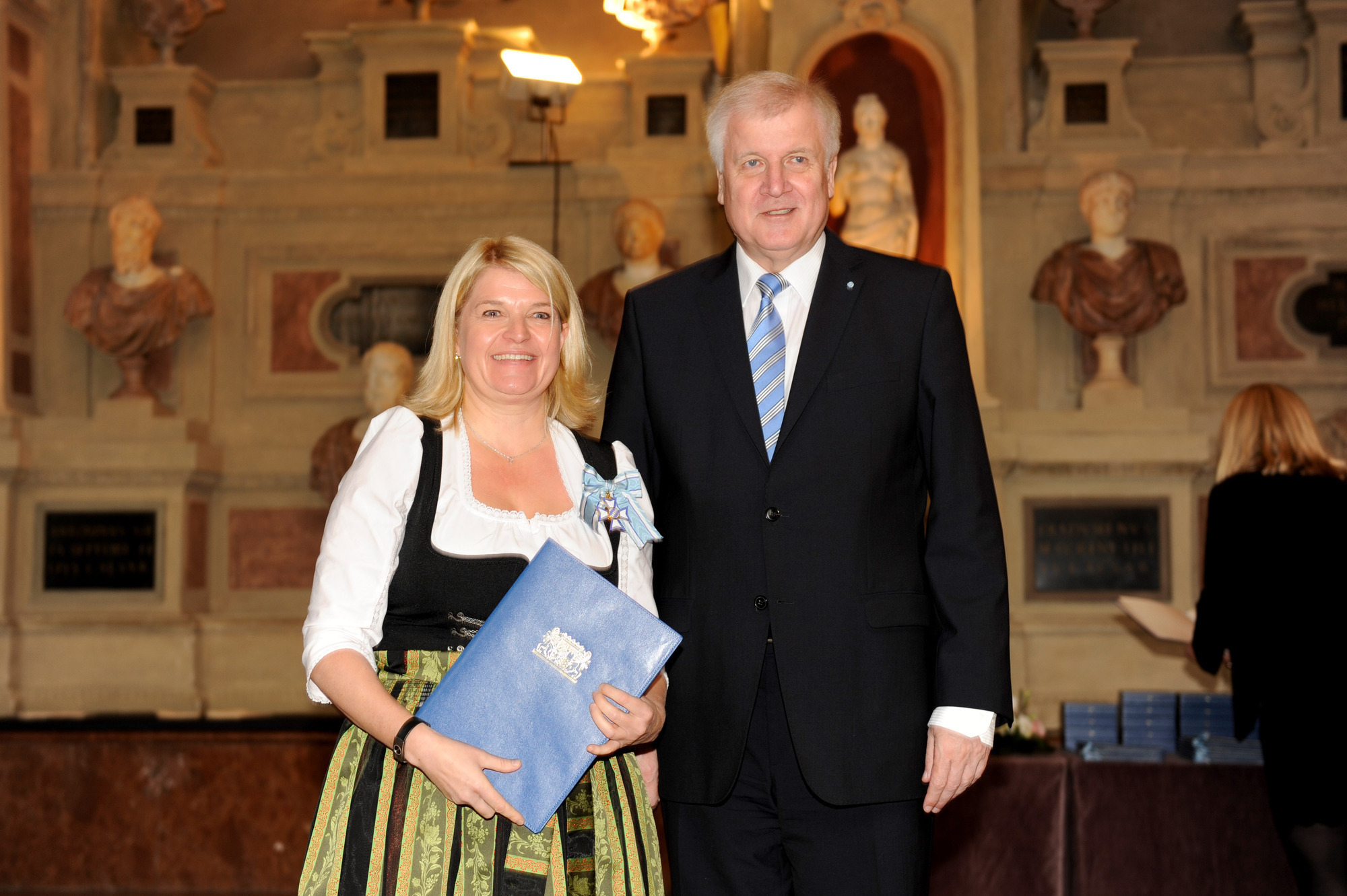 Dagmar Fritz-Kramer erhält den Bayerischen Verdienstorden von Horst Seehofer überreicht. Foto: Bau-Fritz