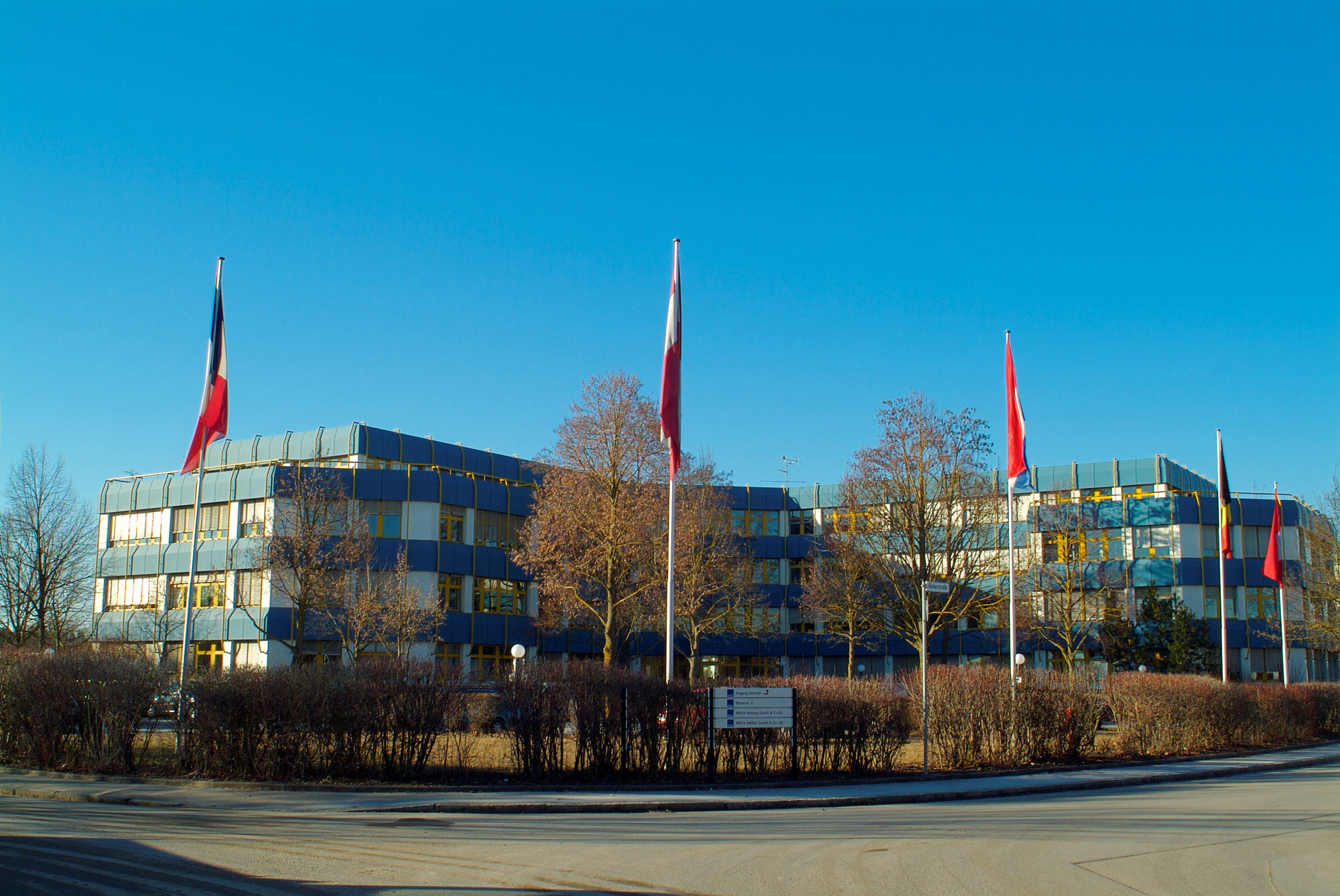 WEKA MEDIA spendet Büromöbel und 4.000 Euro an die Flüchtlingsunterbringung in Kissing. Foto: WEKA MEDIA