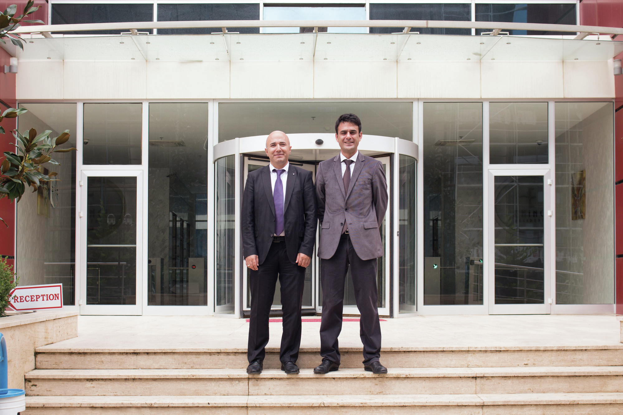 Ramazan Ergin (Geschäftsführer) und Alper Sahin (National Sales Manager) vor der BHS-Tochterfirma. Foto: BHS-Sonthofen GmbH