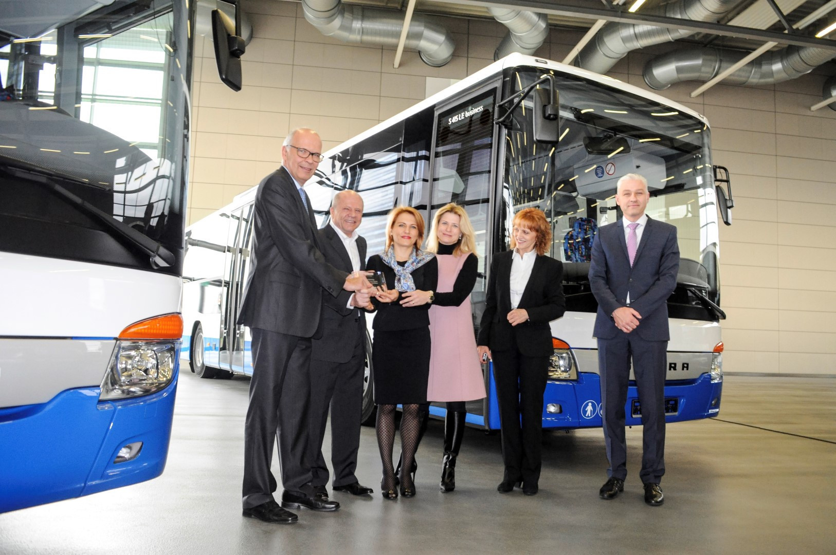Feierliche Übergabe der neuen Low Entry Busse. Foto: Daimler AG