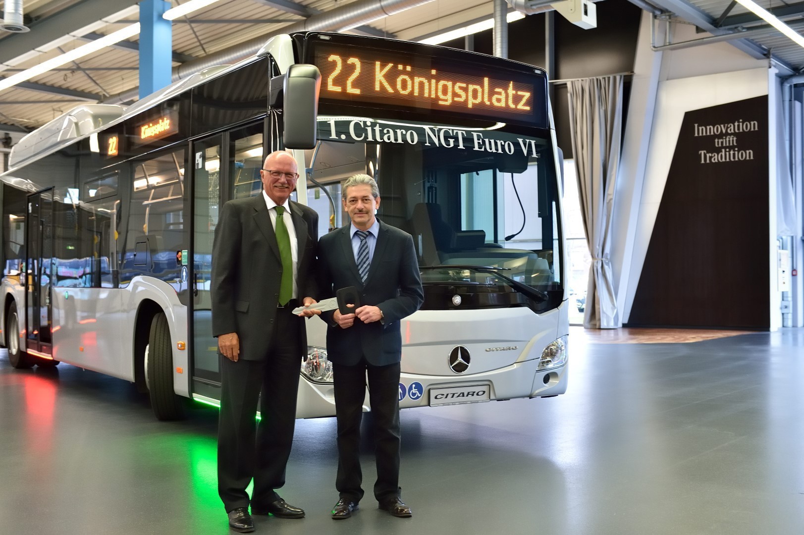 Tammo Voigt übergab den ersten Gasbus an Ernst Schäfer. Foto: Daimler