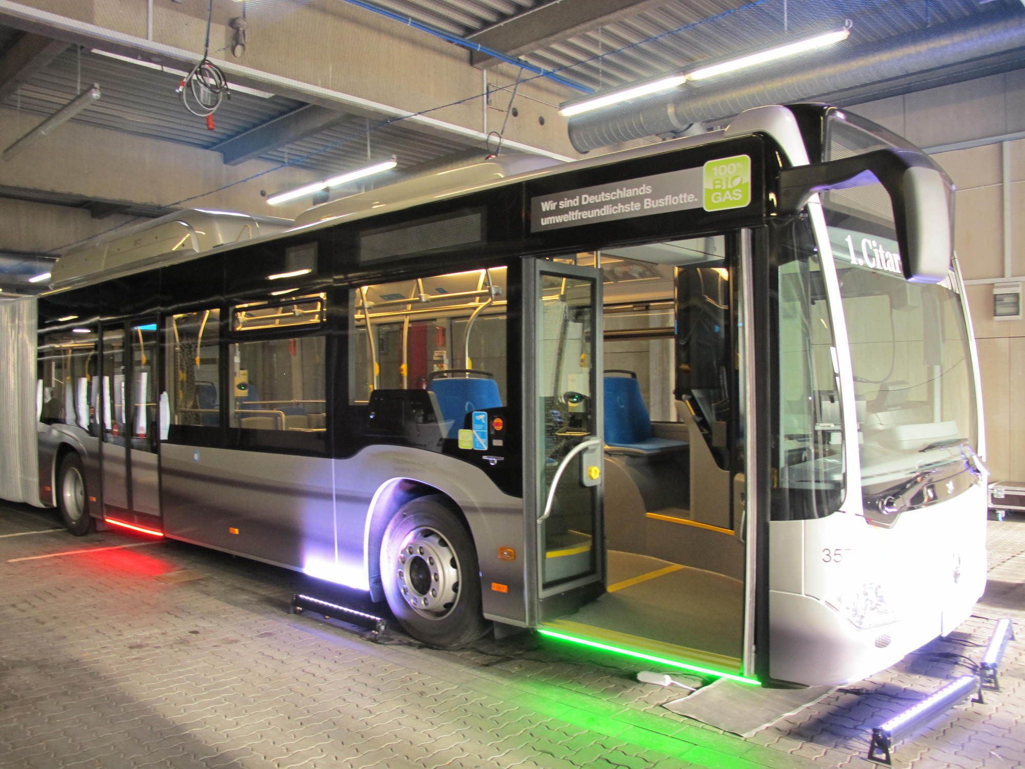 Der neue Erdgasbus von Mercedes geht ab 2016 für die swa in Betrieb. Foto: B4B WIRTSCHAFTSLEBEN SCHWABEN