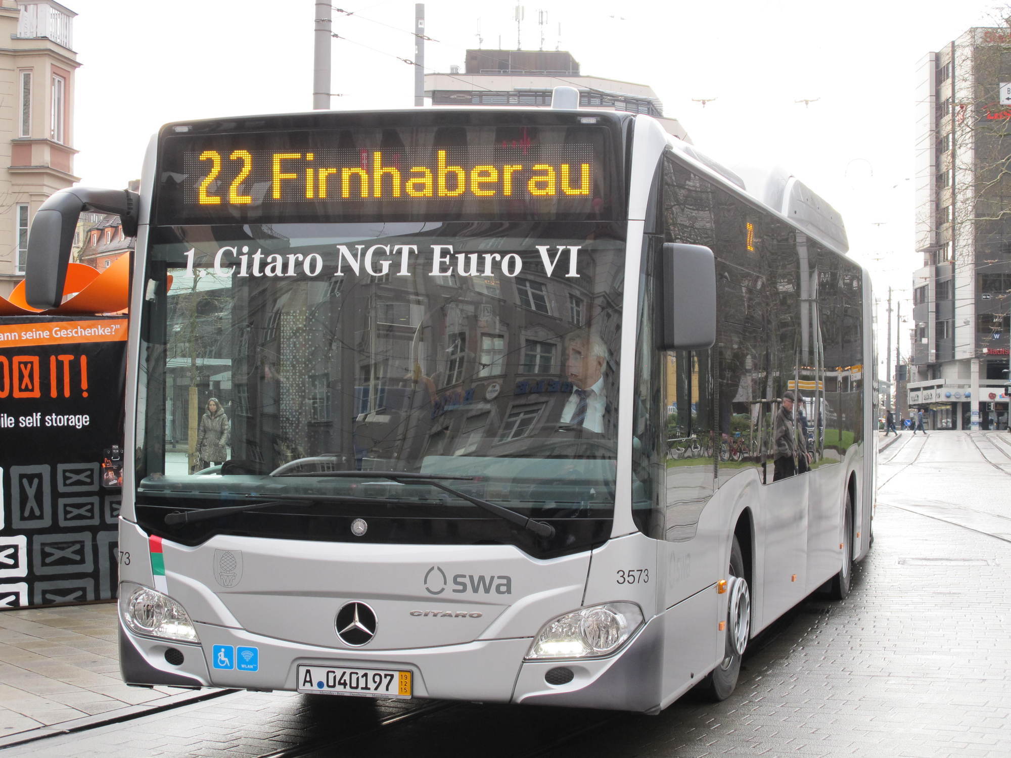 Der neue Erdgasbus von Mercedes geht ab 2016 für die swa in Betrieb. Foto: B4B WIRTSCHAFTSLEBEN SCHWABEN