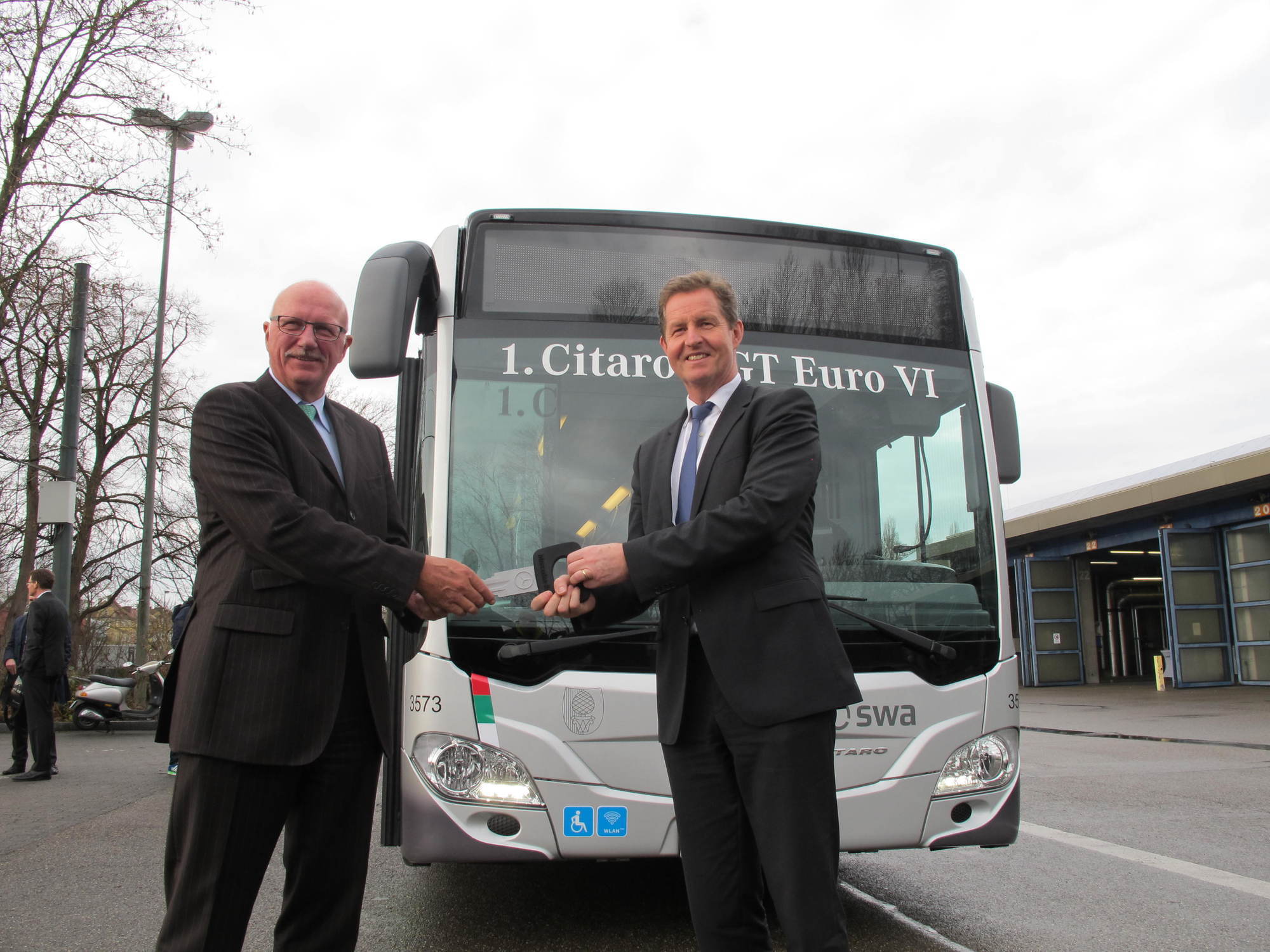 Der neue Erdgasbus von Mercedes geht ab 2016 für die swa in Betrieb. Foto: B4B WIRTSCHAFTSLEBEN SCHWABEN