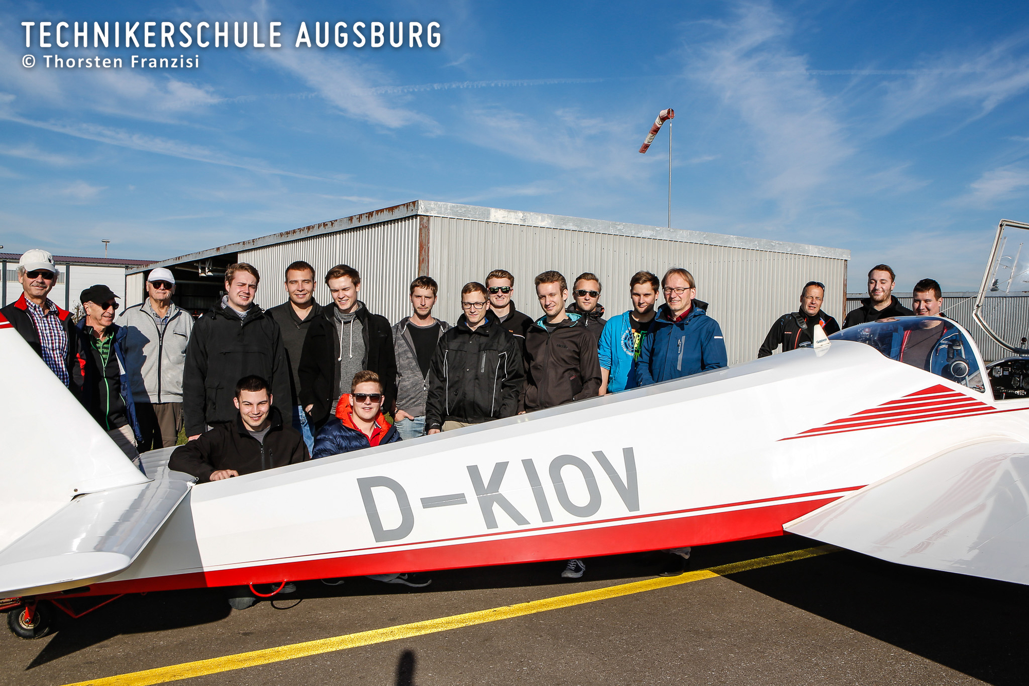 Die angehende Fluggerätetechniker der TA besichtigen bei ihrer Exkursion den Flughafen Augsburg. Foto: Thorsten Franzisi