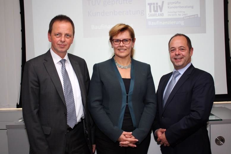 Jürgen Fuchs und Cornelia Kollmer (SSKA) mit Michael Boms (TÜV Saarland). Foto: SSKA