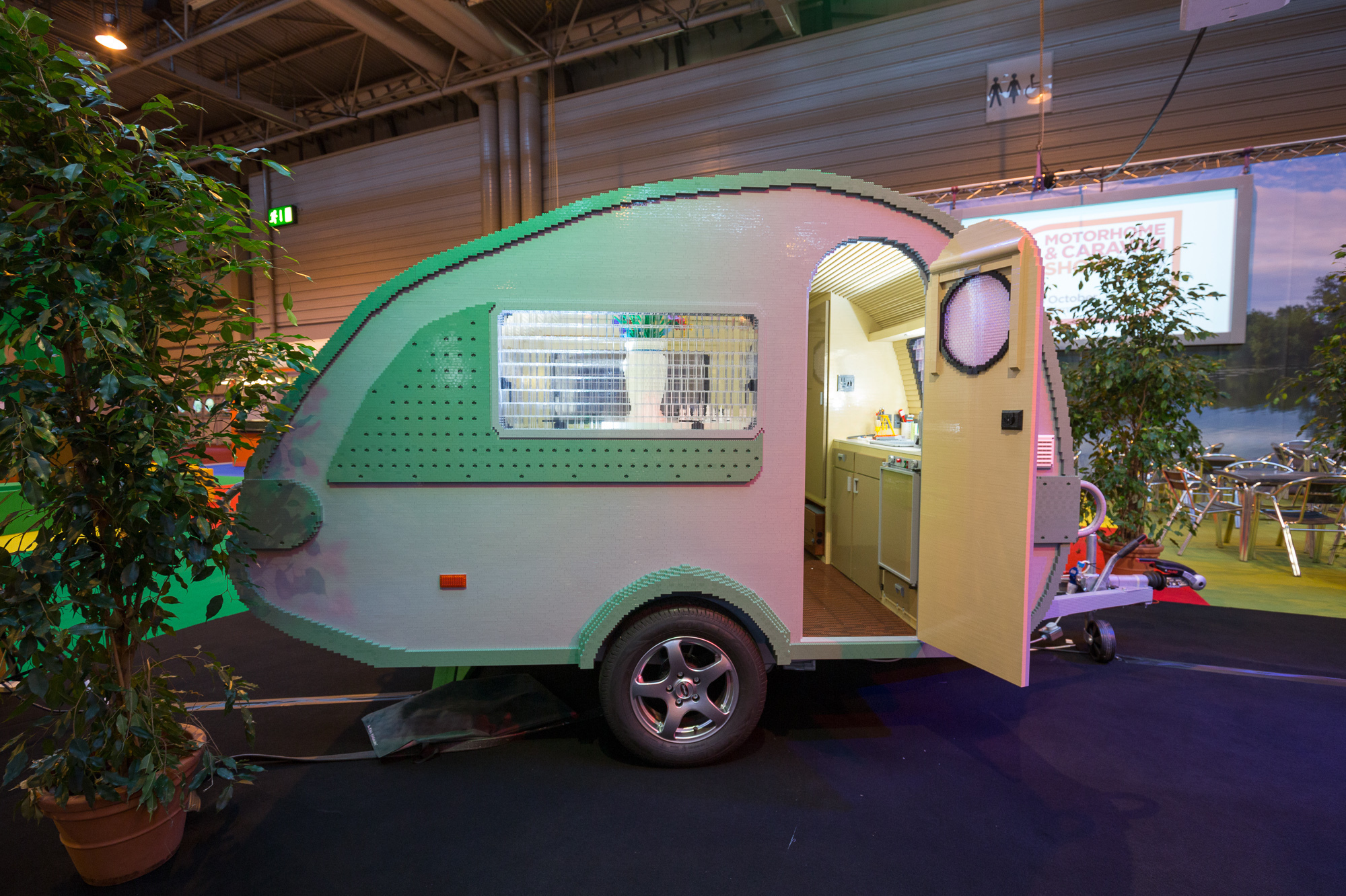 Auf der diesjährigen CMT präsentiert AL-KO einen T@B-Wohnwagen aus LEGO®-Steinen. Foto: AL-KO